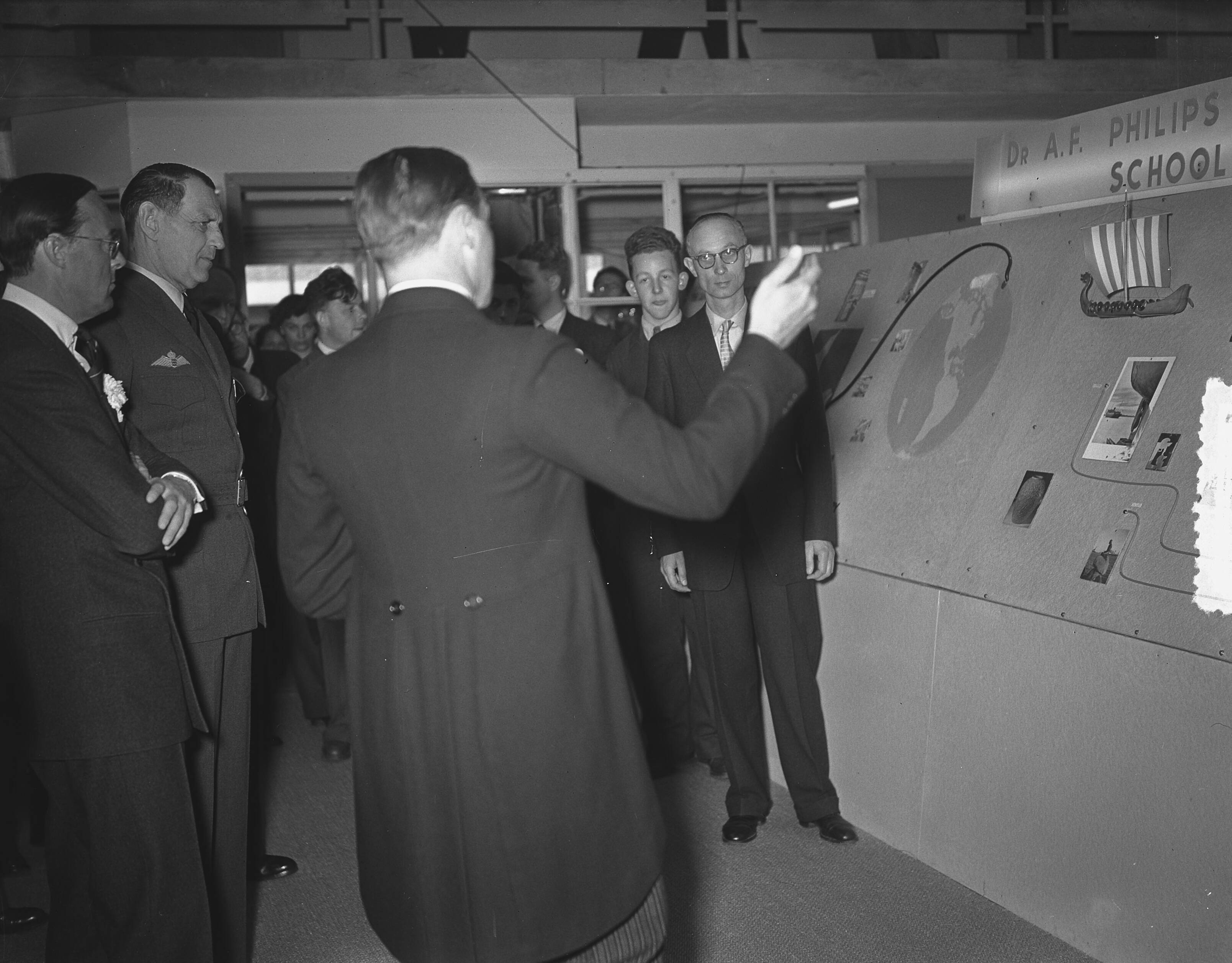 Deens staatsbezoek (1954) — Derde dag Deens staatsbezoek. Bezoek aan Philips Hilversum — Foto: Bilsen, Joop van / Anefo. Licentie: Set B: Rechtenvrij / Publiek Domein. Bron: Nationaal Archief. http://hdl.handle.net/10648/a920e9d0-d0b4-102d-bcf8-003048976d84