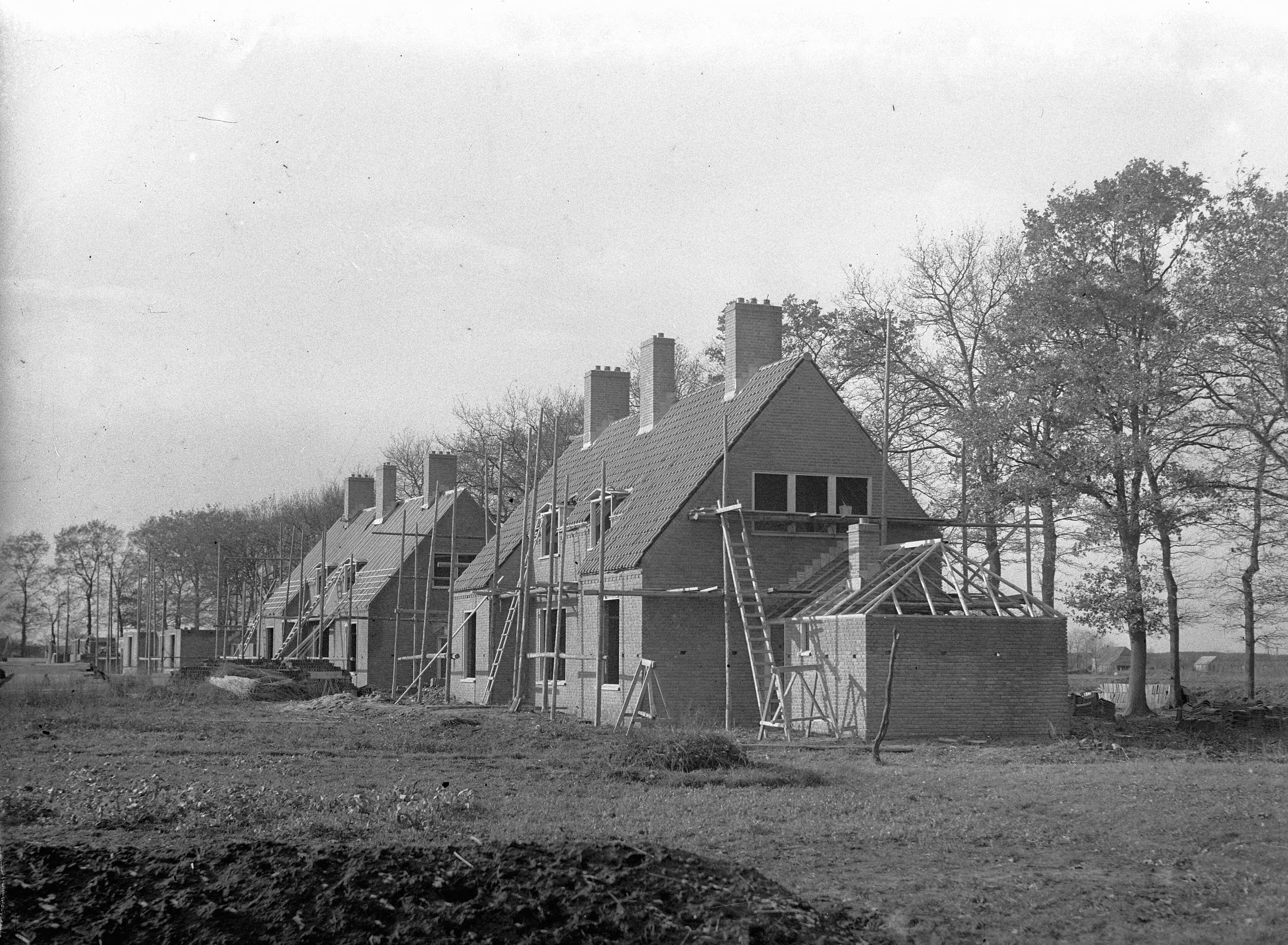 Wederopbouw Drenthe — Bouw te Nieuw-Amsterdam — Foto: Sagers, Harry / Anefo. Licentie: Set B: Rechtenvrij / Publiek Domein. Bron: Nationaal Archief. http://hdl.handle.net/10648/a8af97ee-d0b4-102d-bcf8-003048976d84