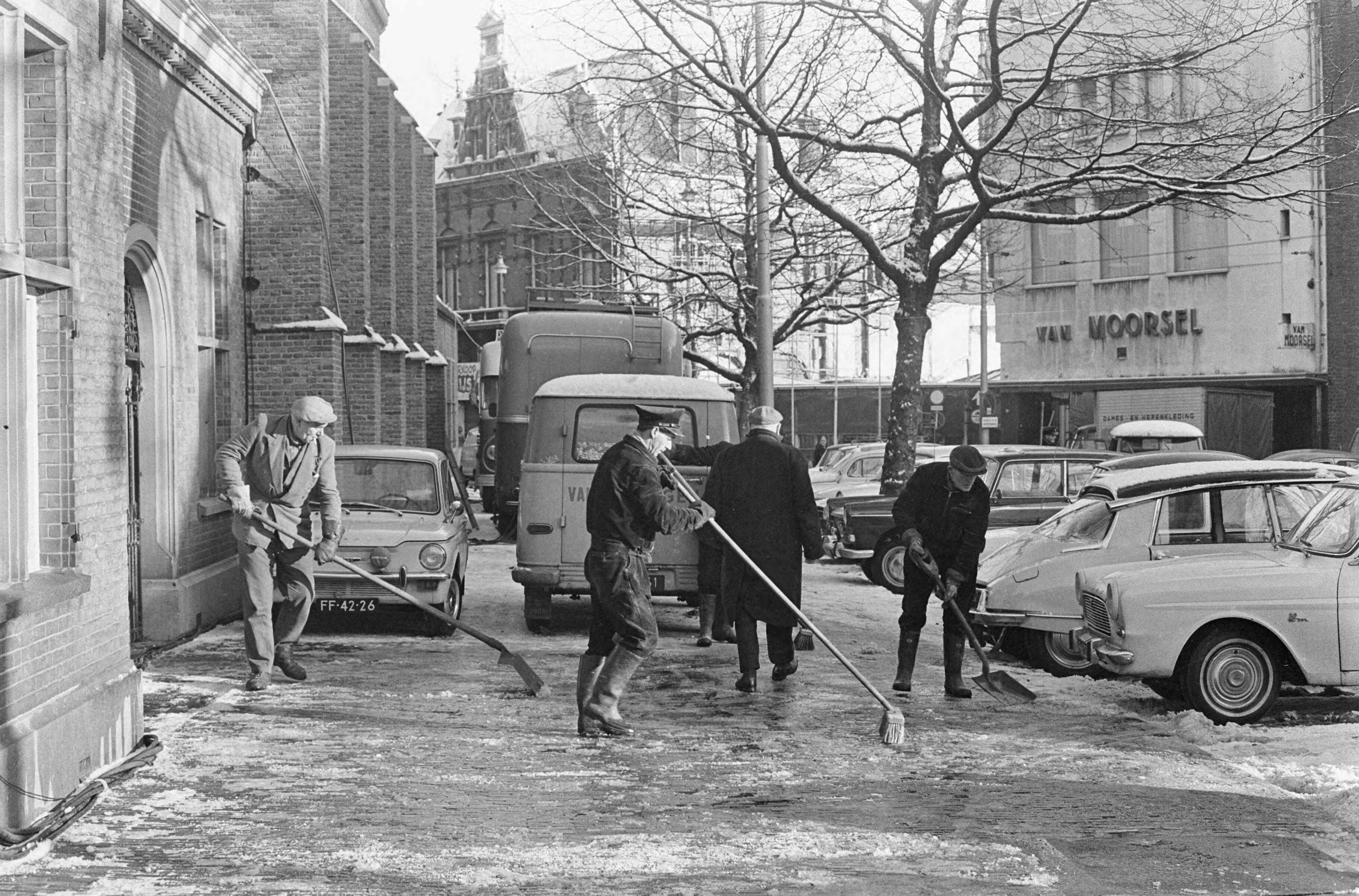 Fotocollectie Anefo — Schoonmaken straten voor huwelijk te Den Haag — Foto: Kroon, Ron / Anefo. Licentie: Set B: Rechtenvrij / Publiek Domein. Bron: Nationaal Archief. http://hdl.handle.net/10648/ab0b6888-d0b4-102d-bcf8-003048976d84