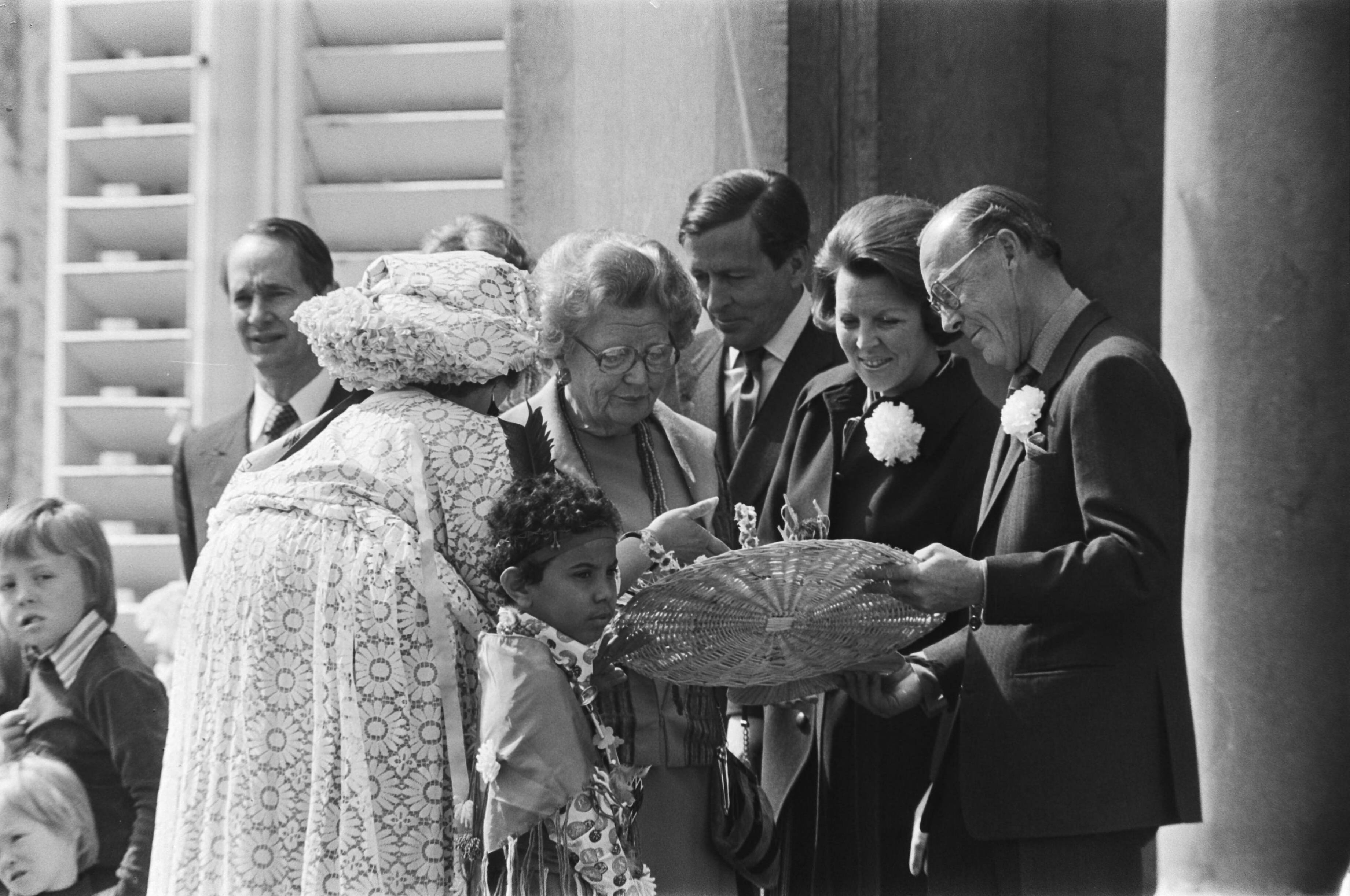 Fotocollectie Anefo — Defile Soestdijk; Juliana ontvangt geschenk Surinaamse — Foto: Mieremet, Rob / Anefo. Licentie: Set B: Rechtenvrij / Publiek Domein. Bron: Nationaal Archief. http://hdl.handle.net/10648/ac828444-d0b4-102d-bcf8-003048976d84