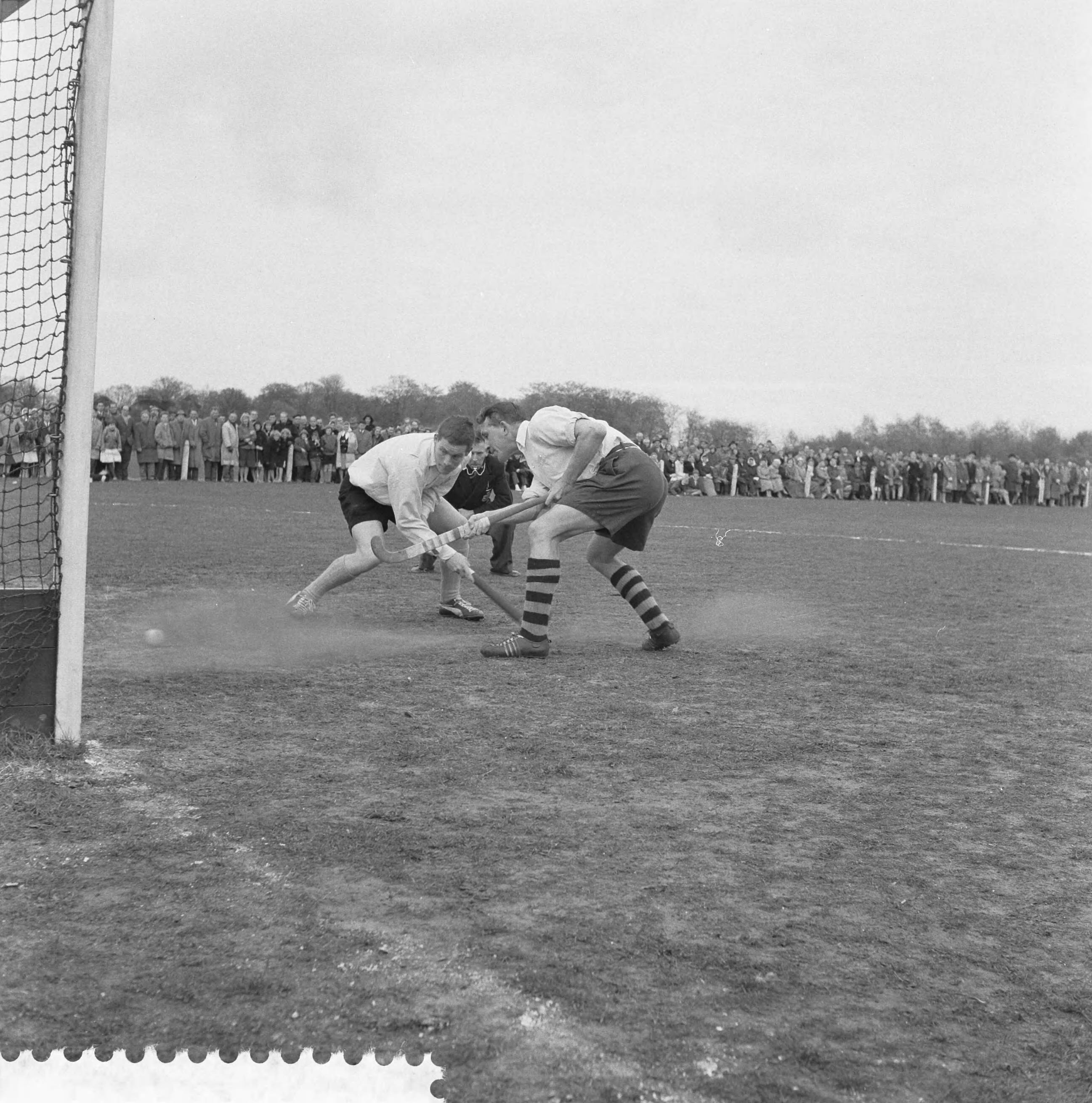 Fotocollectie Anefo — Hockey. Laren tegen DKS 1-1. Spelmoment, Dick Loggere maakt uit een strafbully gelijk, links Koelers (DKS) — Foto: Behrens, Herbert F. / Anefo. Licentie: Set B: Rechtenvrij / Publiek Domein. Bron: Nationaal Archief. http://hdl.handle.net/10648/a9ad9ad8-d0b4-102d-bcf8-003048976d84