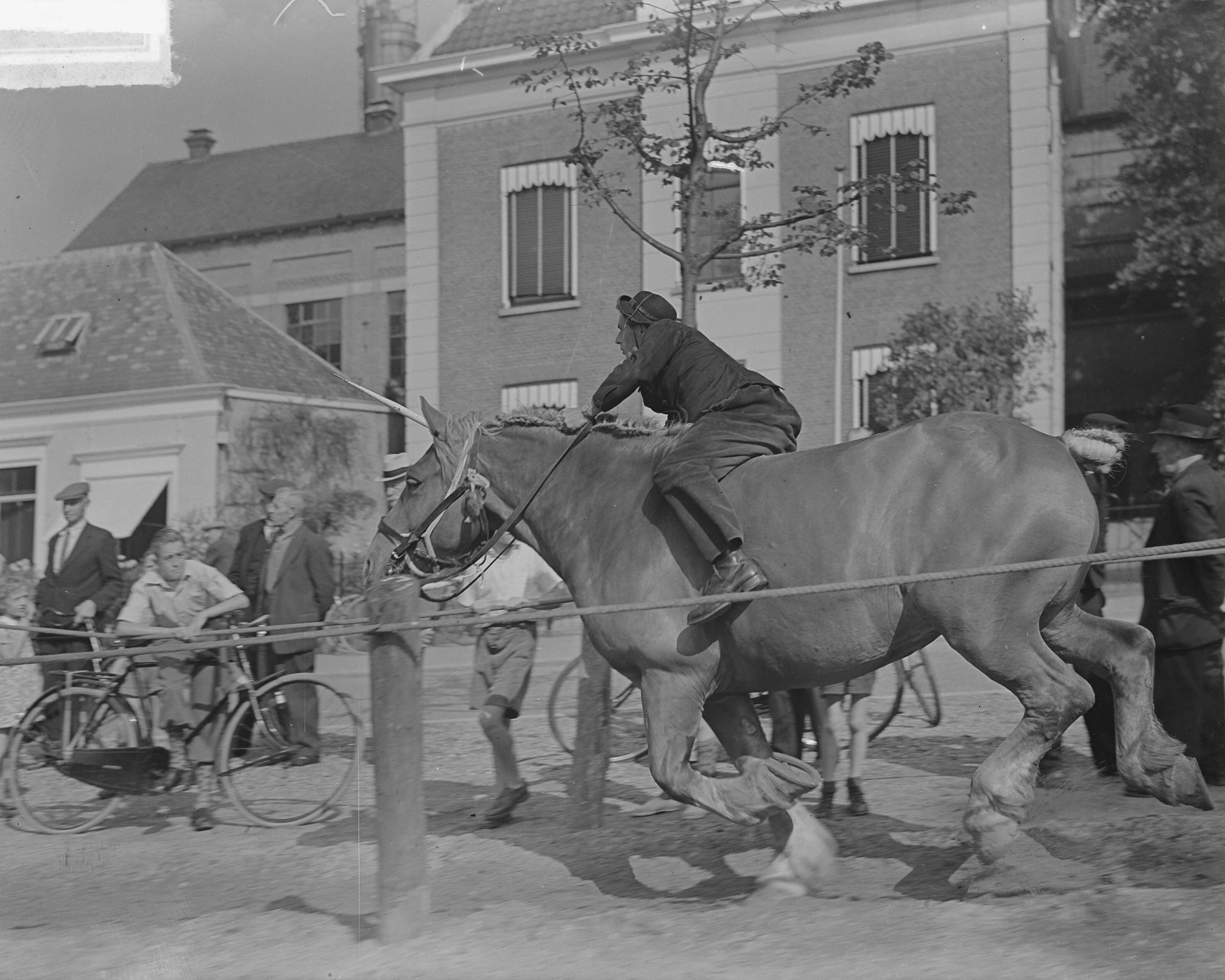 Fotocollectie Anefo — Ringsteken Middelburg — Foto: Noske, J.D. / Anefo. Licentie: Set B: Rechtenvrij / Publiek Domein. Bron: Nationaal Archief. http://hdl.handle.net/10648/a8cd1bd4-d0b4-102d-bcf8-003048976d84