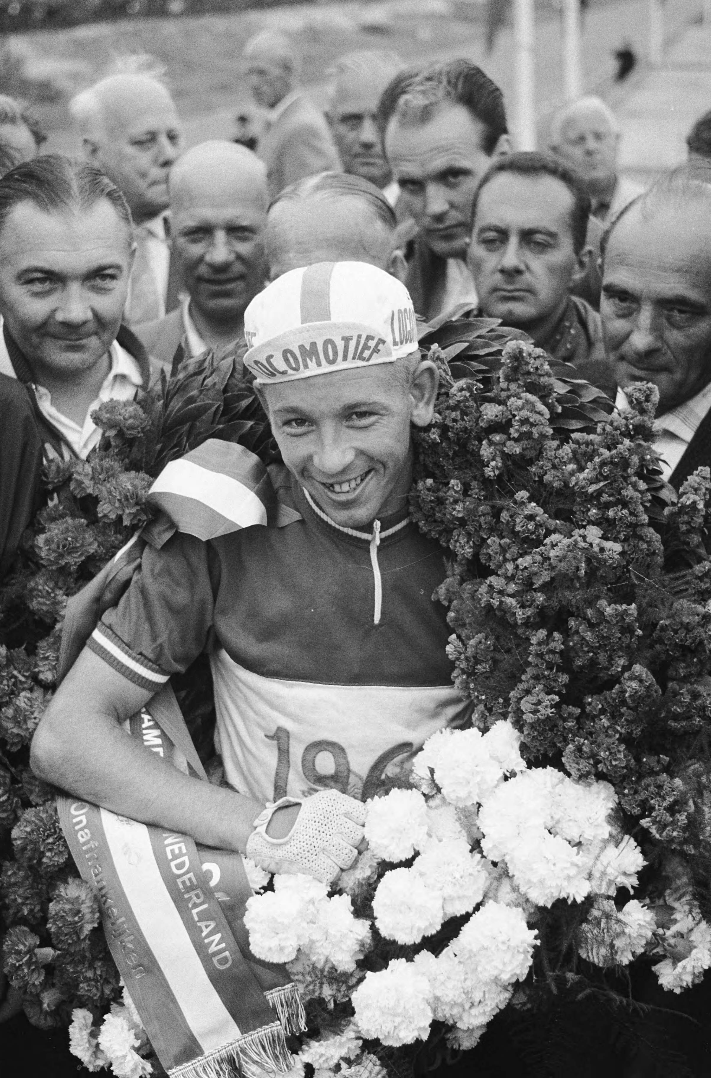 Fotocollectie Anefo — Finale van het Nederlandse kampioenschap wielrennen op de weg op het circuit van Zandvoort. Bas Maliepaard met zijn krans — Foto: Pot, Harry / Anefo. Licentie: Set B: Rechtenvrij / Publiek Domein. Bron: Nationaal Archief. http://hdl.handle.net/10648/a9b59c24-d0b4-102d-bcf8-003048976d84