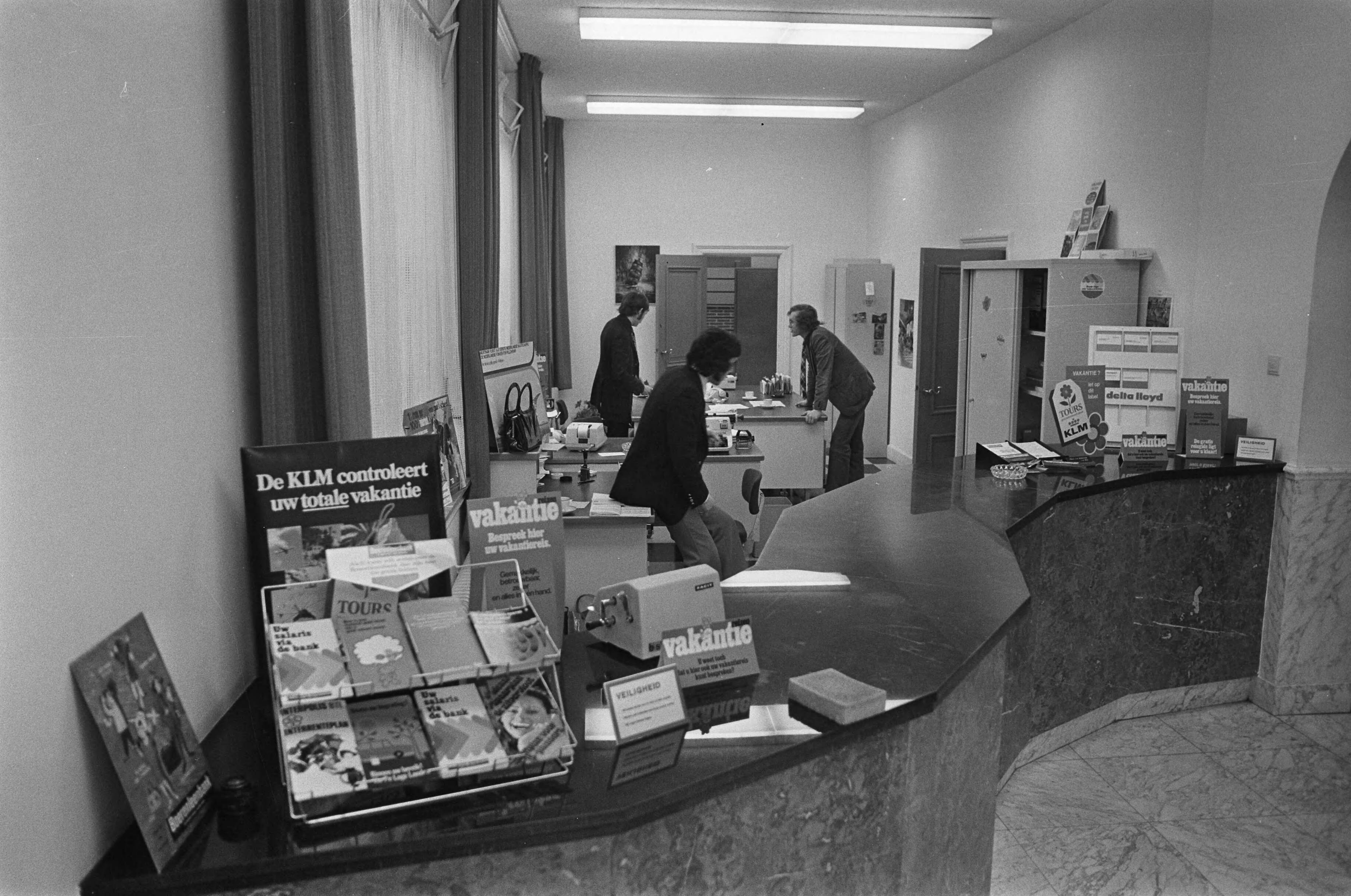 Fotocollectie Anefo — Overval op Boerenleenbank in Haarlem, interieur — Foto: Peters, Hans / Anefo. Licentie: Set B: Rechtenvrij / Publiek Domein. Bron: Nationaal Archief. http://hdl.handle.net/10648/ac248c4a-d0b4-102d-bcf8-003048976d84