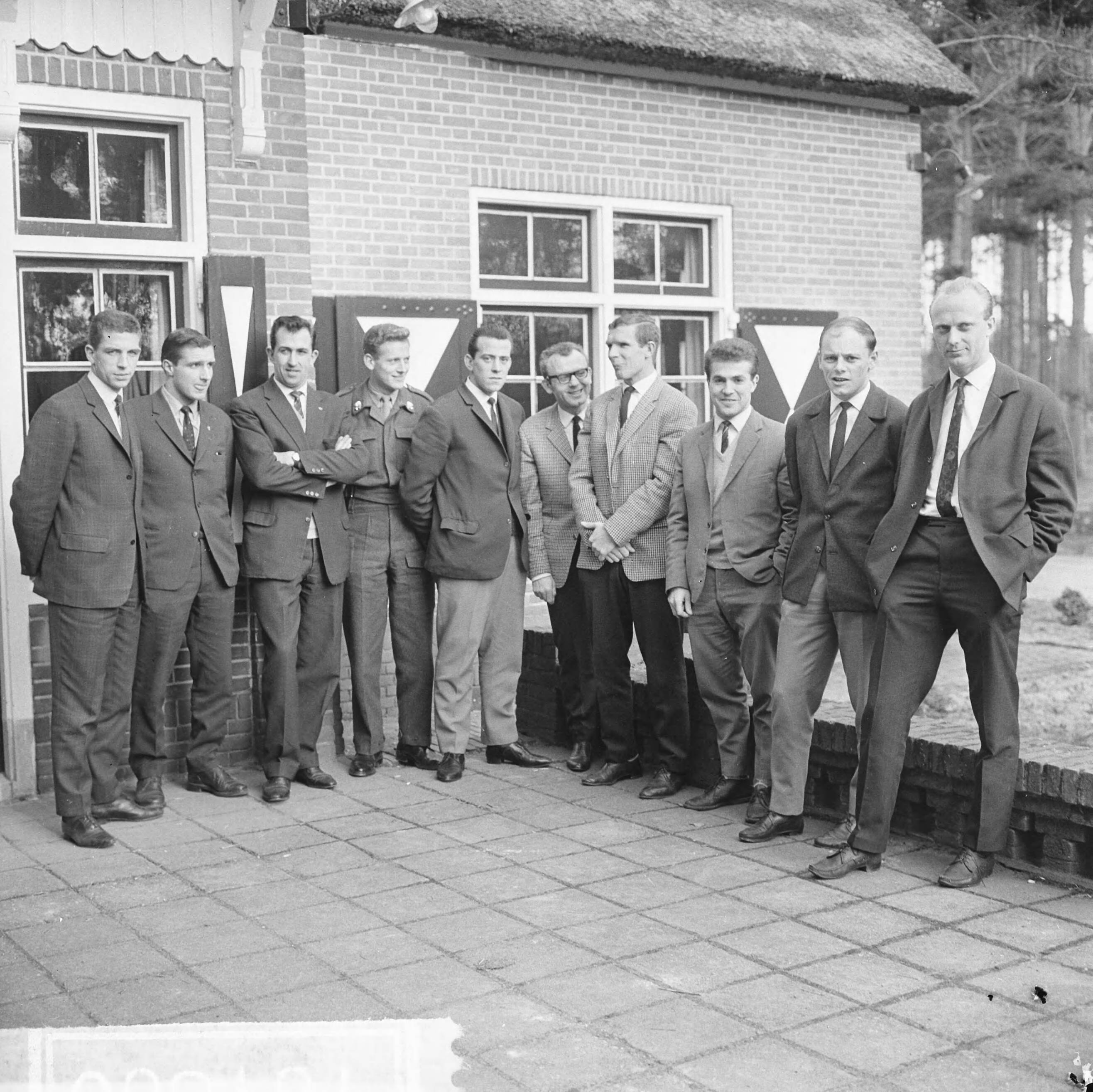Fotocollectie Anefo — Nederlands elftal voor de interland tegen België in Antwerpen bekend gemaakt, v.l.n.r. Haak, Veldhoen, Pieters Graafland, Nuninga, Schrijvers, Van Wissen, Kraay, Muller, Bergholtz en Kruiver — Foto: Koch, Eric / Anefo. Licentie: Set B: Rechtenvrij / Publiek Domein. Bron: Nationaal Archief. http://hdl.handle.net/10648/aa5f607e-d0b4-102d-bcf8-003048976d84