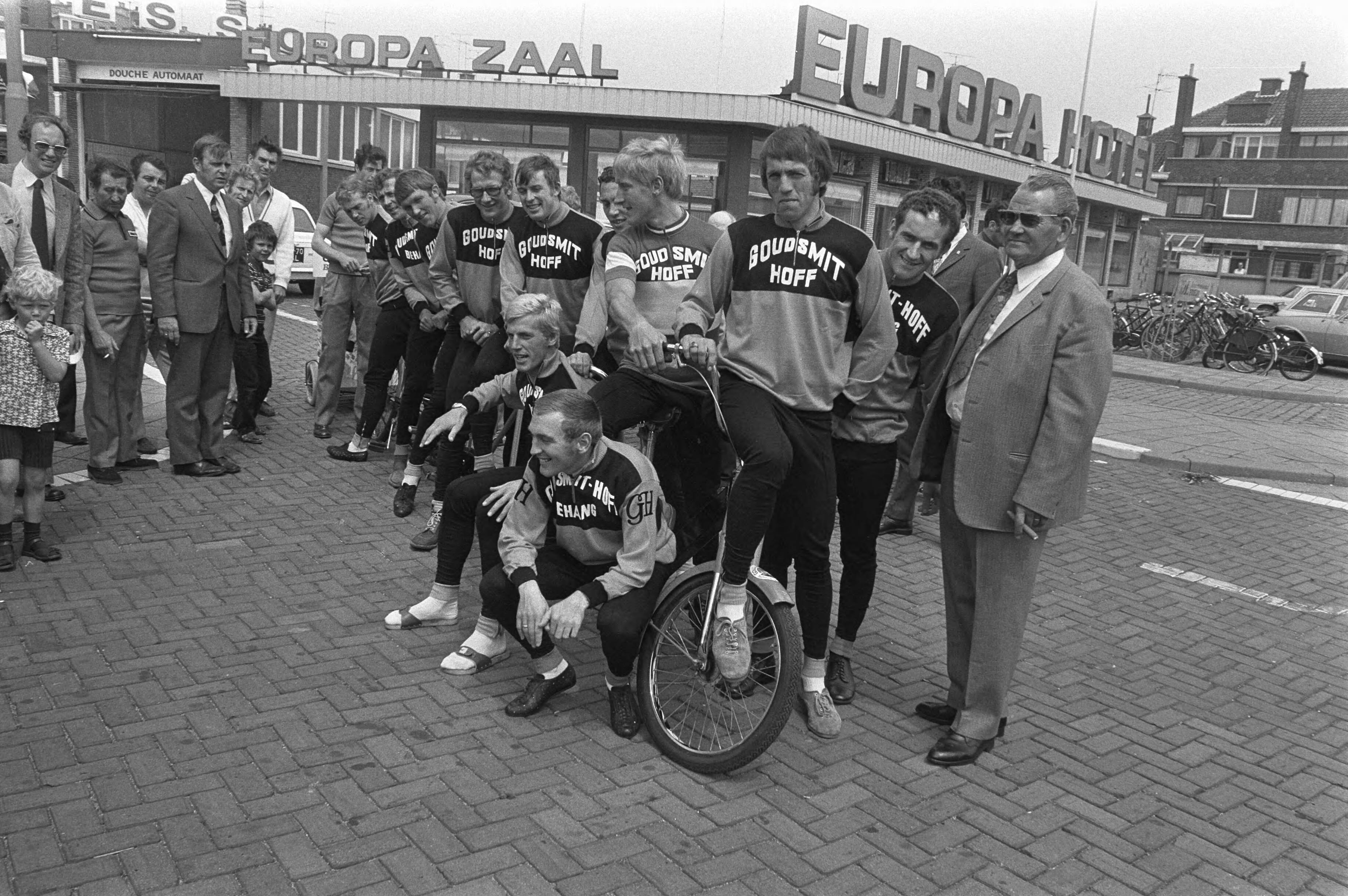 Fotocollectie Anefo — Presentatie Tour de France ploeg (Goudsmit - Hoff) in Scheveningen, de hele ploeg — Foto: Verhoeff, Bert / Anefo. Licentie: Set B: Rechtenvrij / Publiek Domein. Bron: Nationaal Archief. http://hdl.handle.net/10648/abedd2c2-d0b4-102d-bcf8-003048976d84