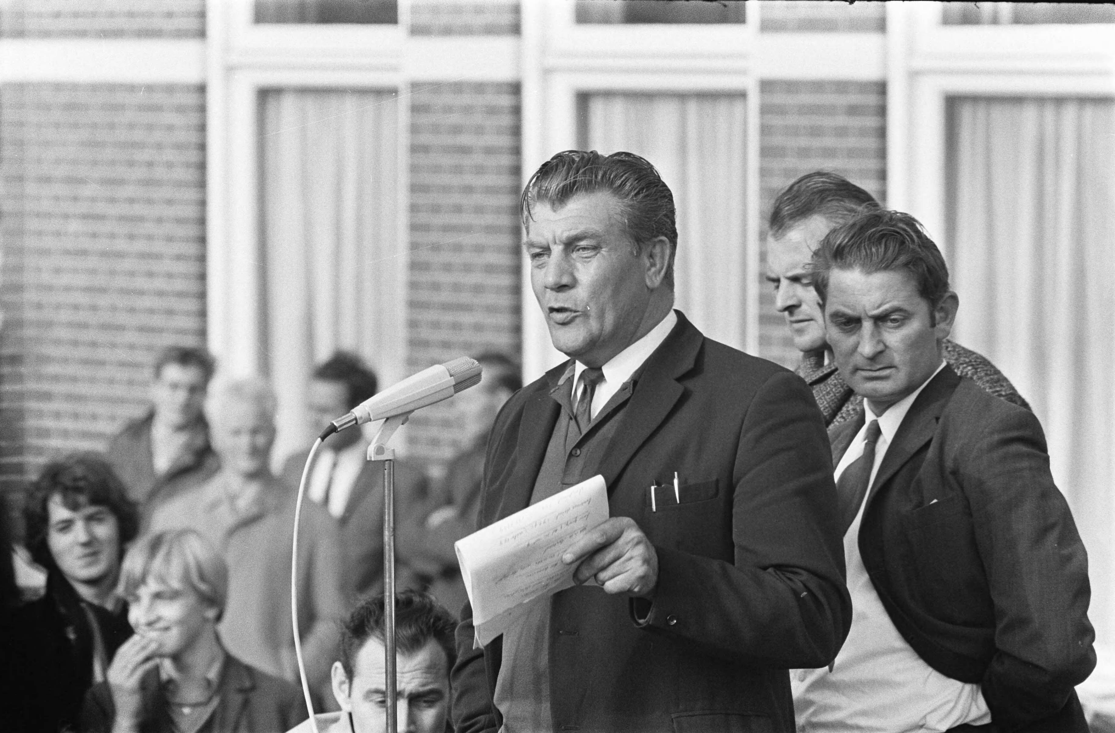Fotocollectie Anefo — Arbeiders in kartonindustrie in Oost Groningen staken 24u voor meer loon. Nummer 10 Fre Meis aan het woord — Foto: Koch, Eric / Anefo. Licentie: Set B: Rechtenvrij / Publiek Domein. Bron: Nationaal Archief. http://hdl.handle.net/10648/ab7b3fbe-d0b4-102d-bcf8-003048976d84