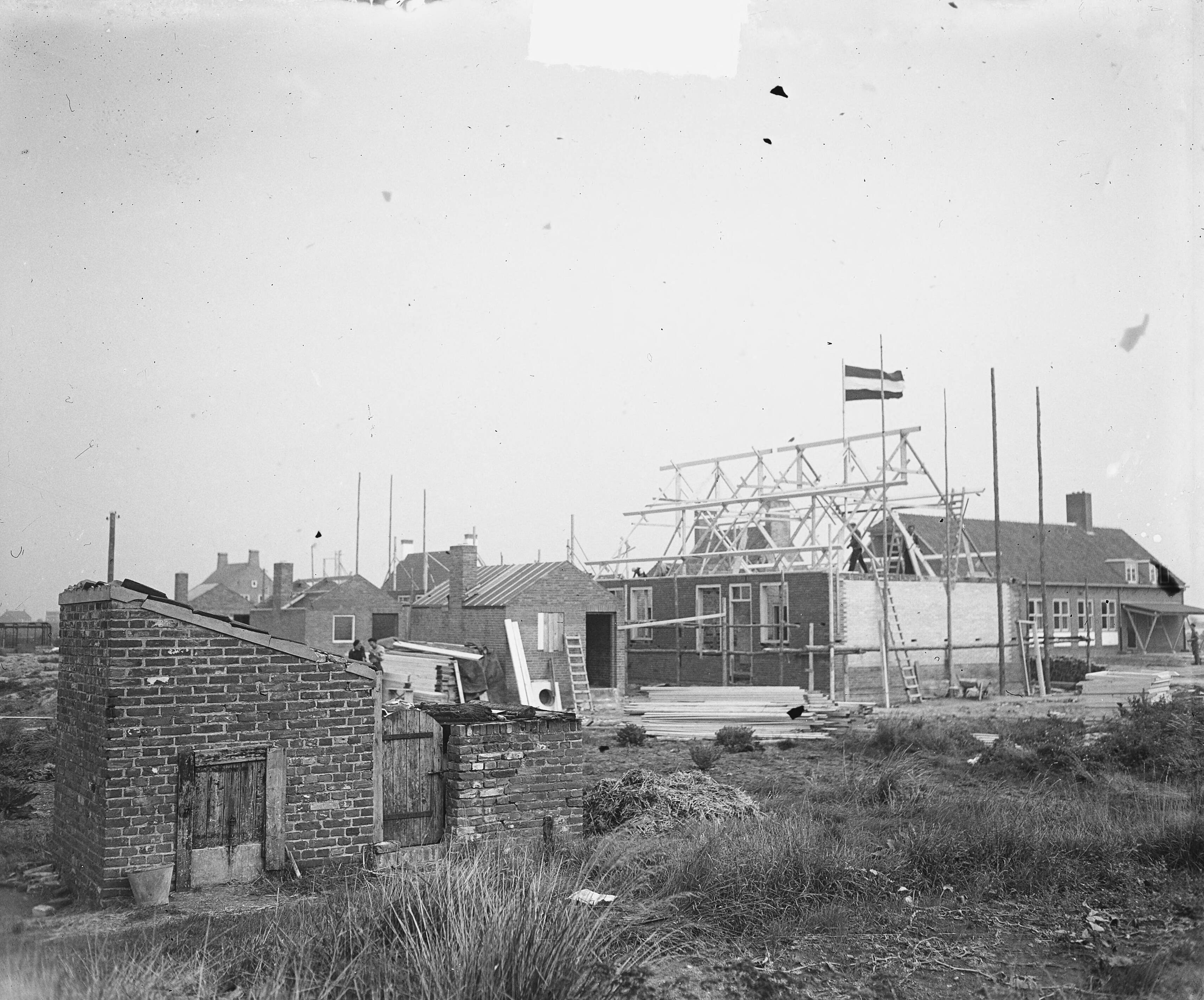 Westkapelle, 5 jaar na bombardement — Westkapelle na 5 jaar bombardement, opbouw huizen Westkapelle — Foto: Merk, Ben / Anefo. Licentie: Set B: Rechtenvrij / Publiek Domein. Bron: Nationaal Archief. http://hdl.handle.net/10648/a8cf0b7e-d0b4-102d-bcf8-003048976d84