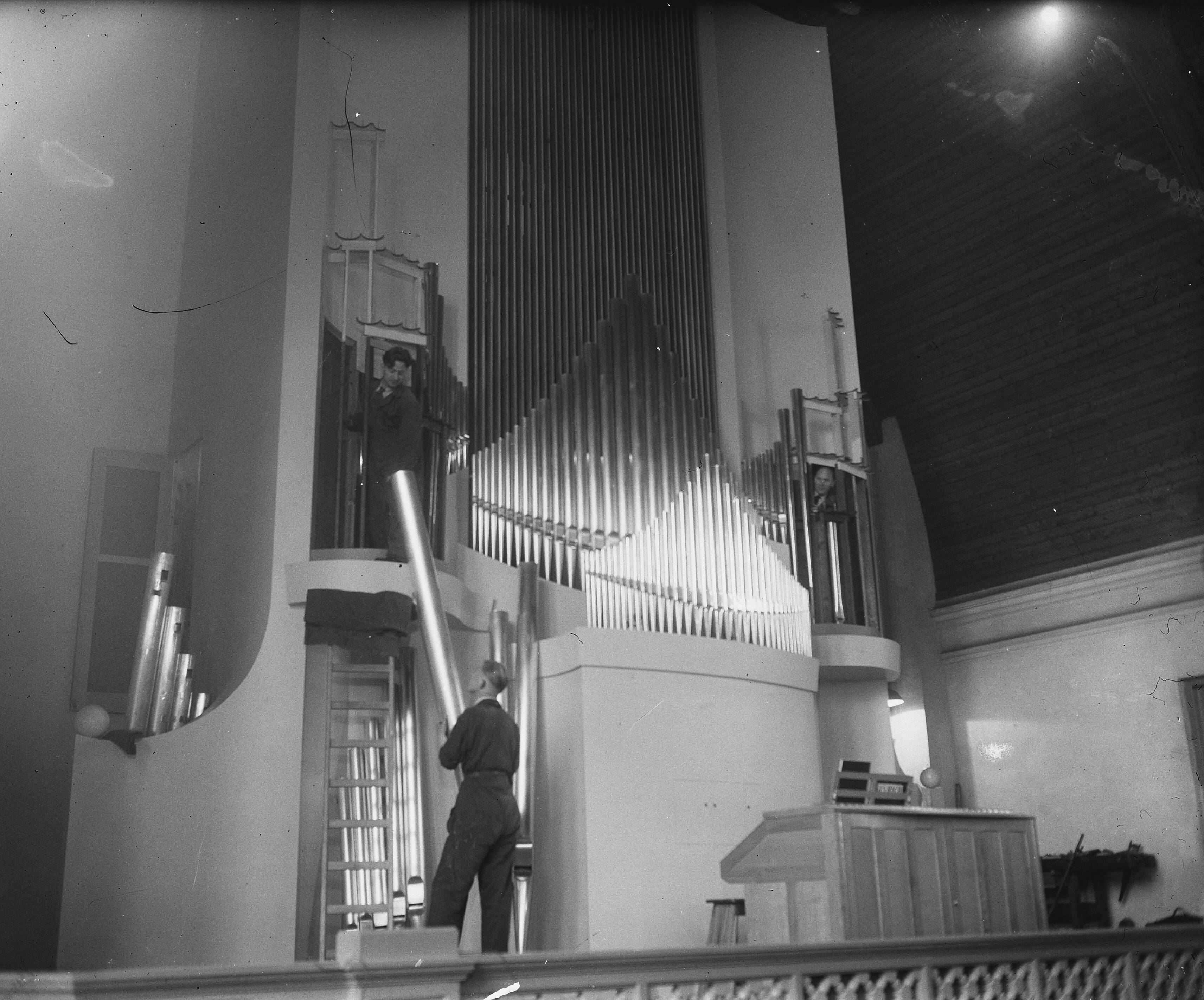 Fotocollectie Anefo — Nieuw orgel in R. K. Kerk Huizenweg Bussum — Foto: Merk, Ben / Anefo. Licentie: Set B: Rechtenvrij / Publiek Domein. Bron: Nationaal Archief. http://hdl.handle.net/10648/a8c8741c-d0b4-102d-bcf8-003048976d84