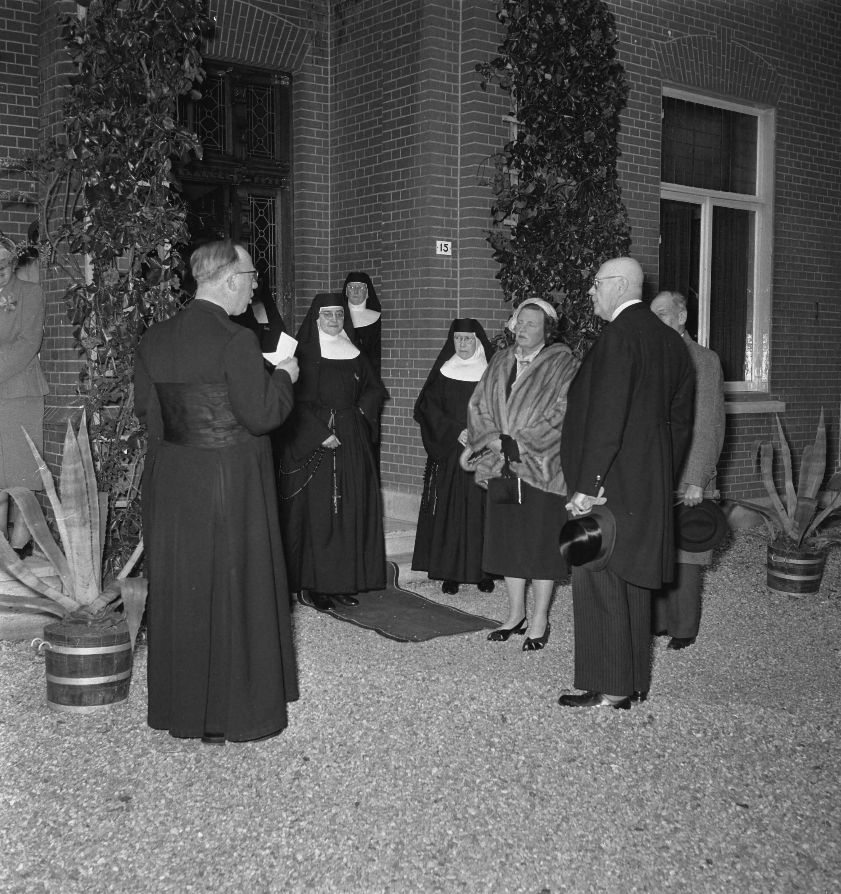 Koninklijk bezoek aan 15 gemeentes in Zuid-Holland (Rijnstreek en Merengebied) — Koningin Juliana bezoek huize Sint Ursula, een inrichting voor zwakzinnige kinderen in Nieuwkoop. Zij werd ontvangen door J.A. Slijkerman — Foto: Noske, J.D. / Anefo. Licentie: Set B: Rechtenvrij / Publiek Domein. Bron: Nationaal Archief. http://hdl.handle.net/10648/a9223650-d0b4-102d-bcf8-003048976d84