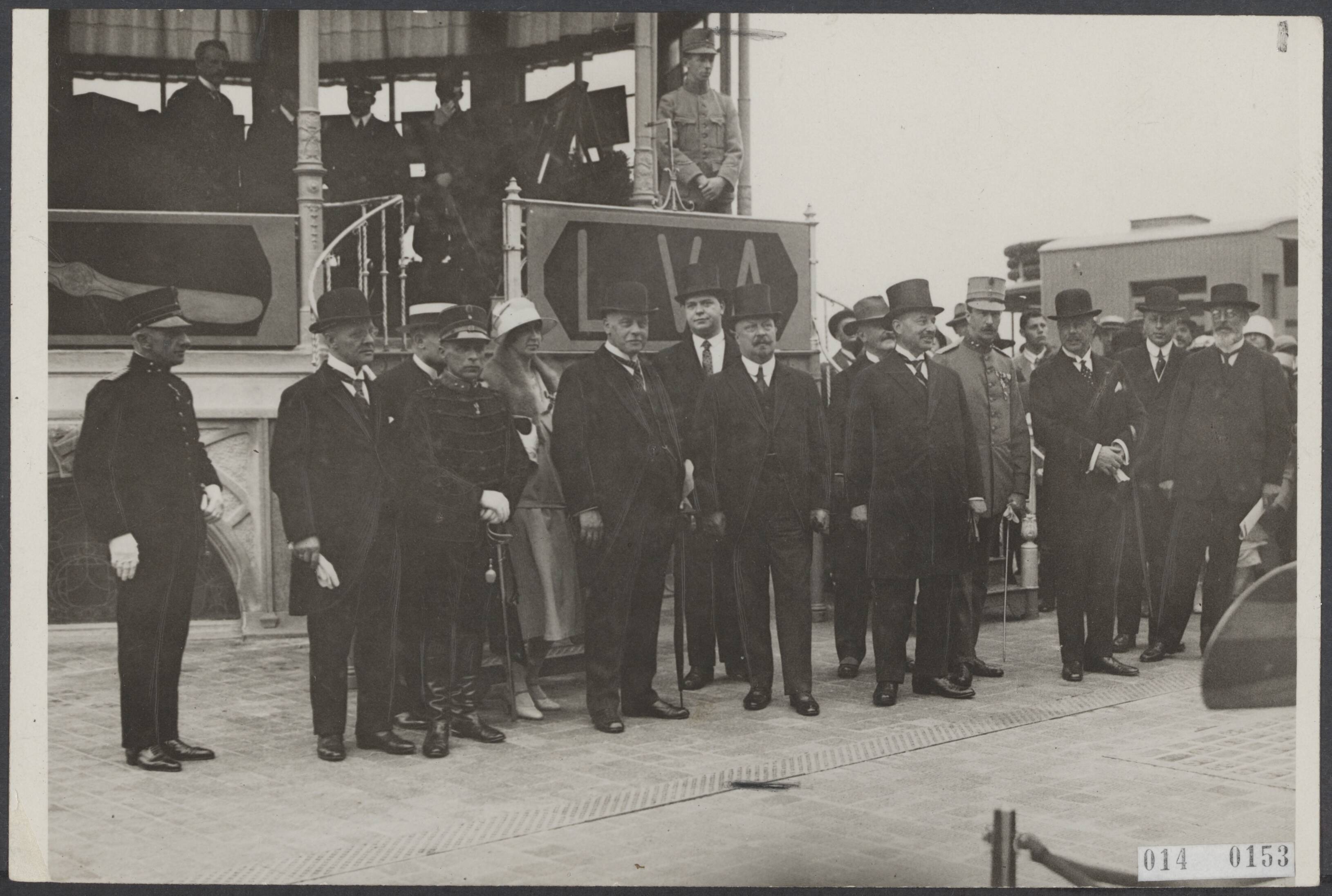 Fotocollectie Elsevier Binnenland — Prins Hendrik tussen minister Lambooy (Oorlog) en Van der Vegte (Waterstaat) tijdens luchtvaartdagen te Scheveningen — Foto: N.V. Vereenigde Fotobureaux. Licentie: Set B: Rechtenvrij / Publiek Domein. Bron: Nationaal Archief. http://hdl.handle.net/10648/adafc16a-d0b4-102d-bcf8-003048976d84