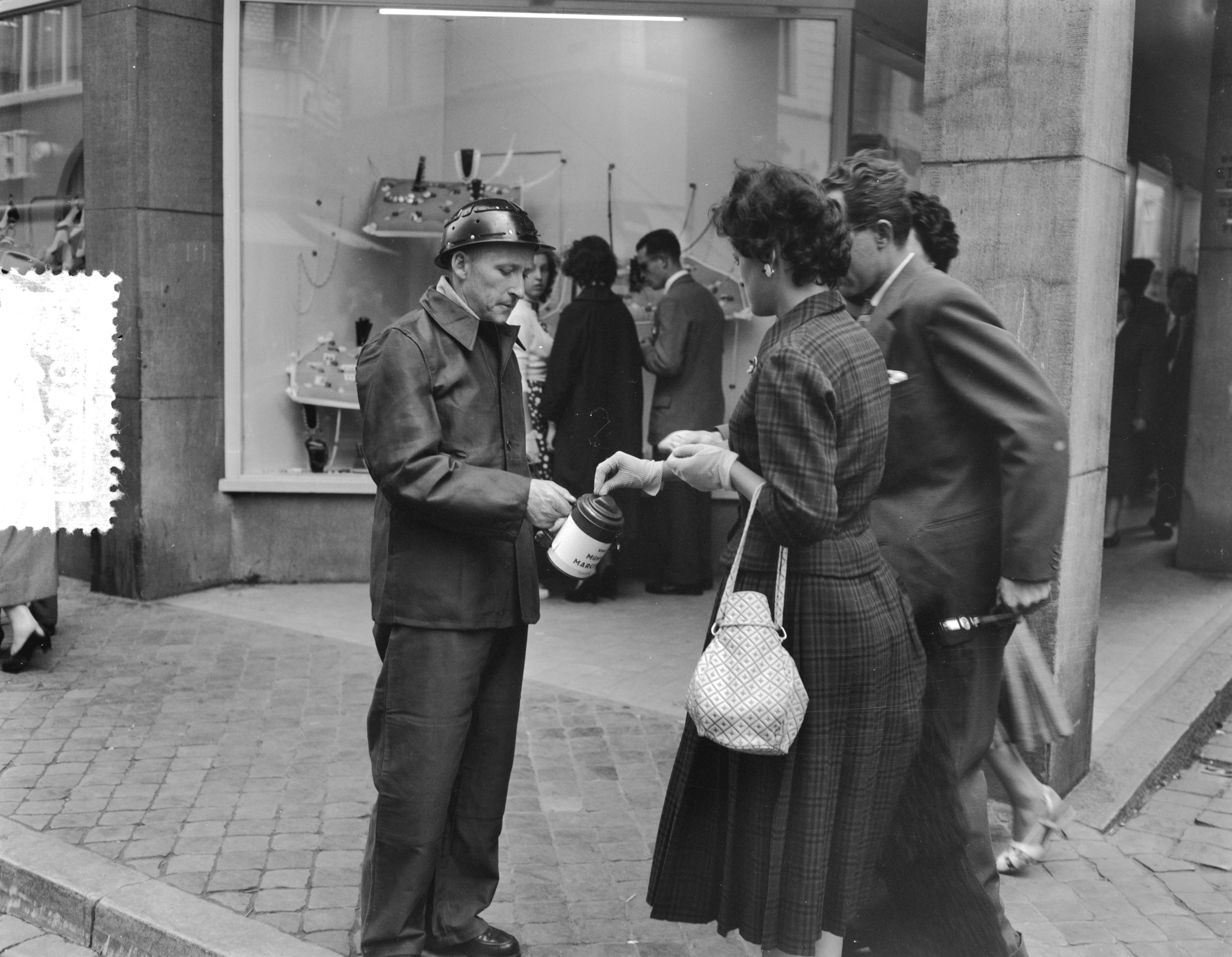 Fotocollectie Anefo — Maastricht. Mijnwerkerscollecte voor ramp Marcinelle — Foto: Rossem, Wim van / Anefo. Licentie: Set B: Rechtenvrij / Publiek Domein. Bron: Nationaal Archief. http://hdl.handle.net/10648/a94d7b12-d0b4-102d-bcf8-003048976d84