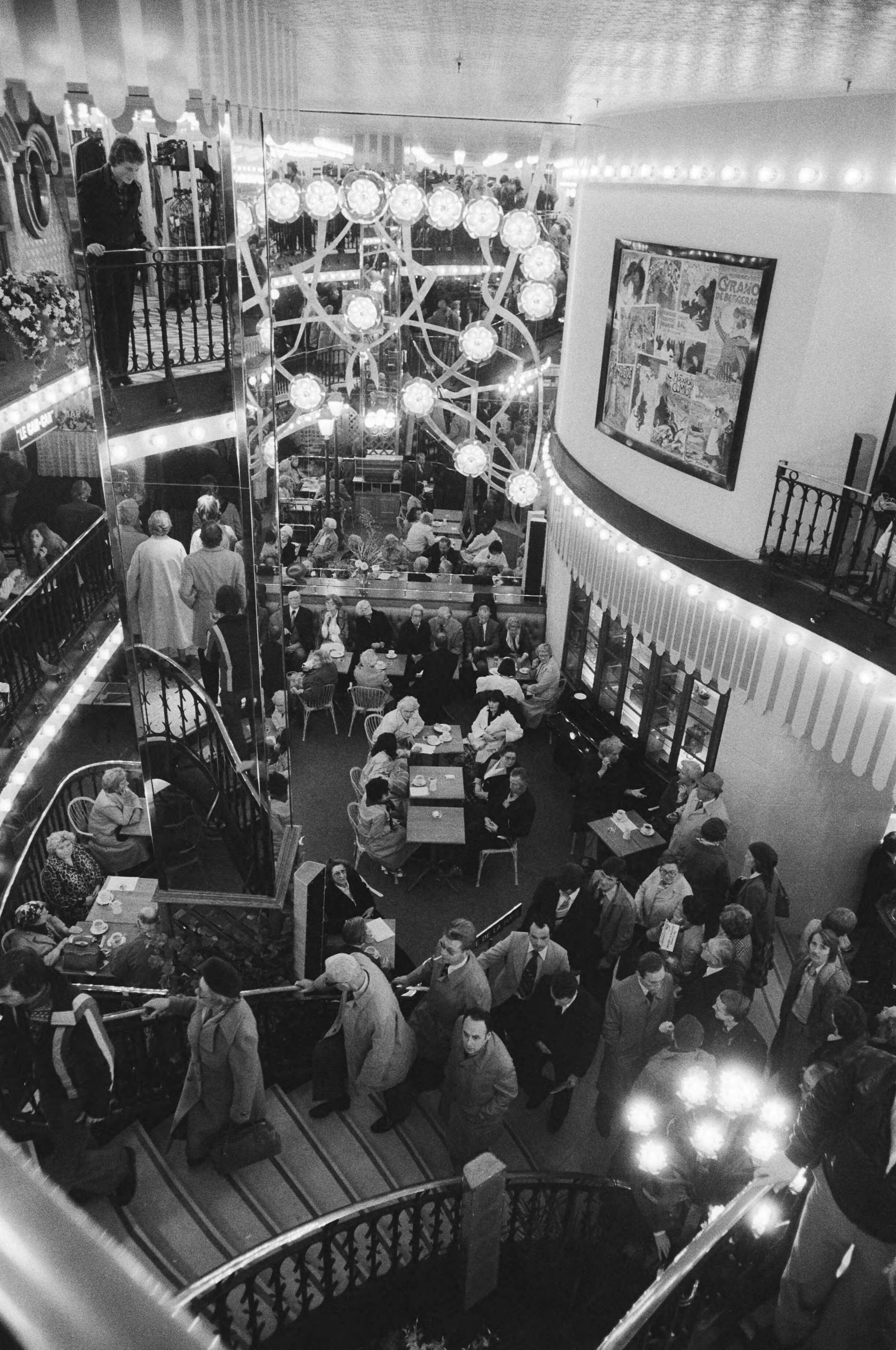 Fotocollectie Anefo — Complex Babylon in Den Haag ; interieur winkelcentrum — Foto: Suyk, Koen / Anefo. Licentie: Set B: Rechtenvrij / Publiek Domein. Bron: Nationaal Archief. http://hdl.handle.net/10648/acbca4b2-d0b4-102d-bcf8-003048976d84