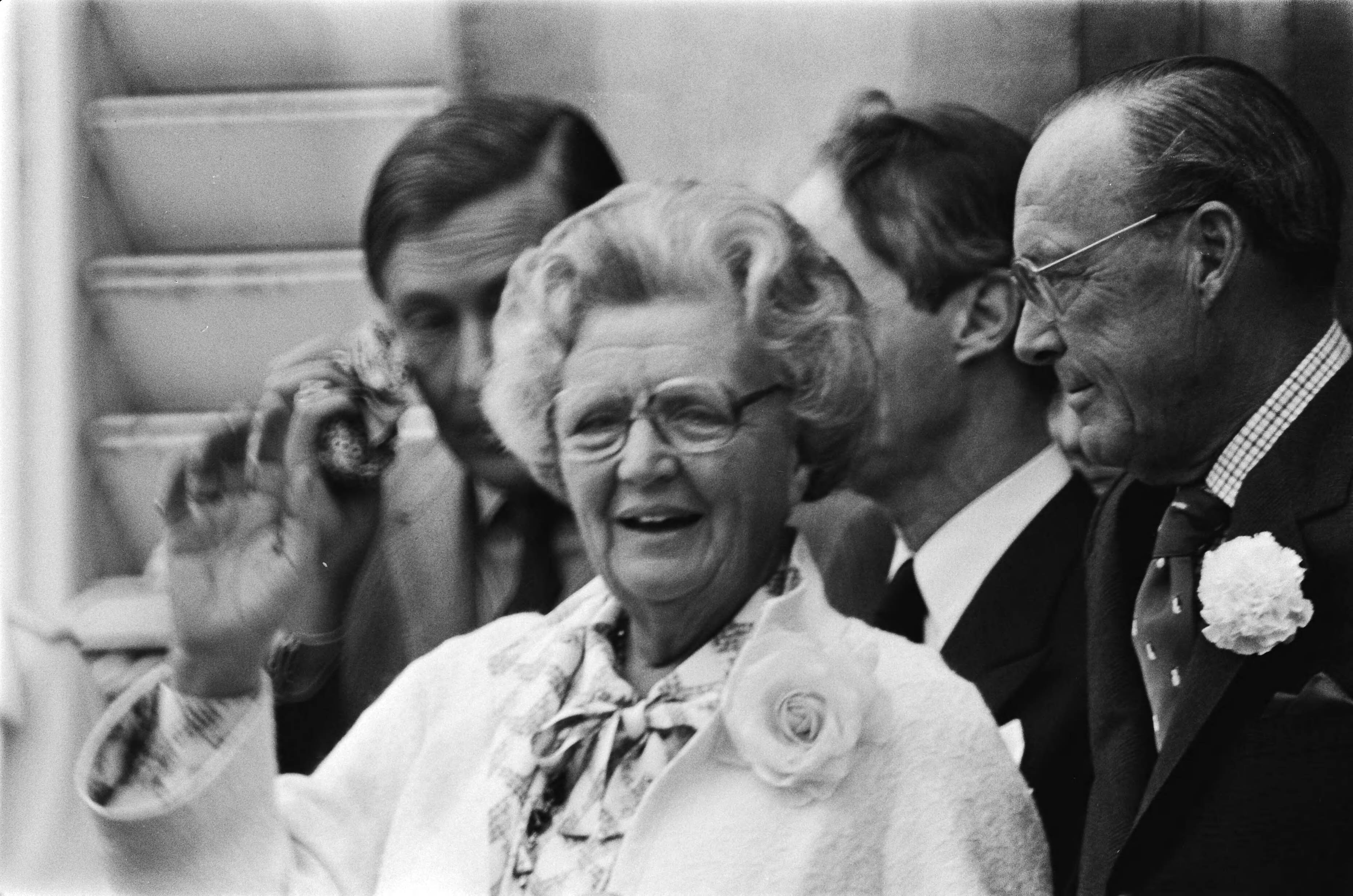 Fotocollectie Anefo — Defile Soestdijk 78; koningin Juliana (koppen) — Foto: Verhoeff, Bert / Anefo. Licentie: Set B: Rechtenvrij / Publiek Domein. Bron: Nationaal Archief. http://hdl.handle.net/10648/acb19720-d0b4-102d-bcf8-003048976d84