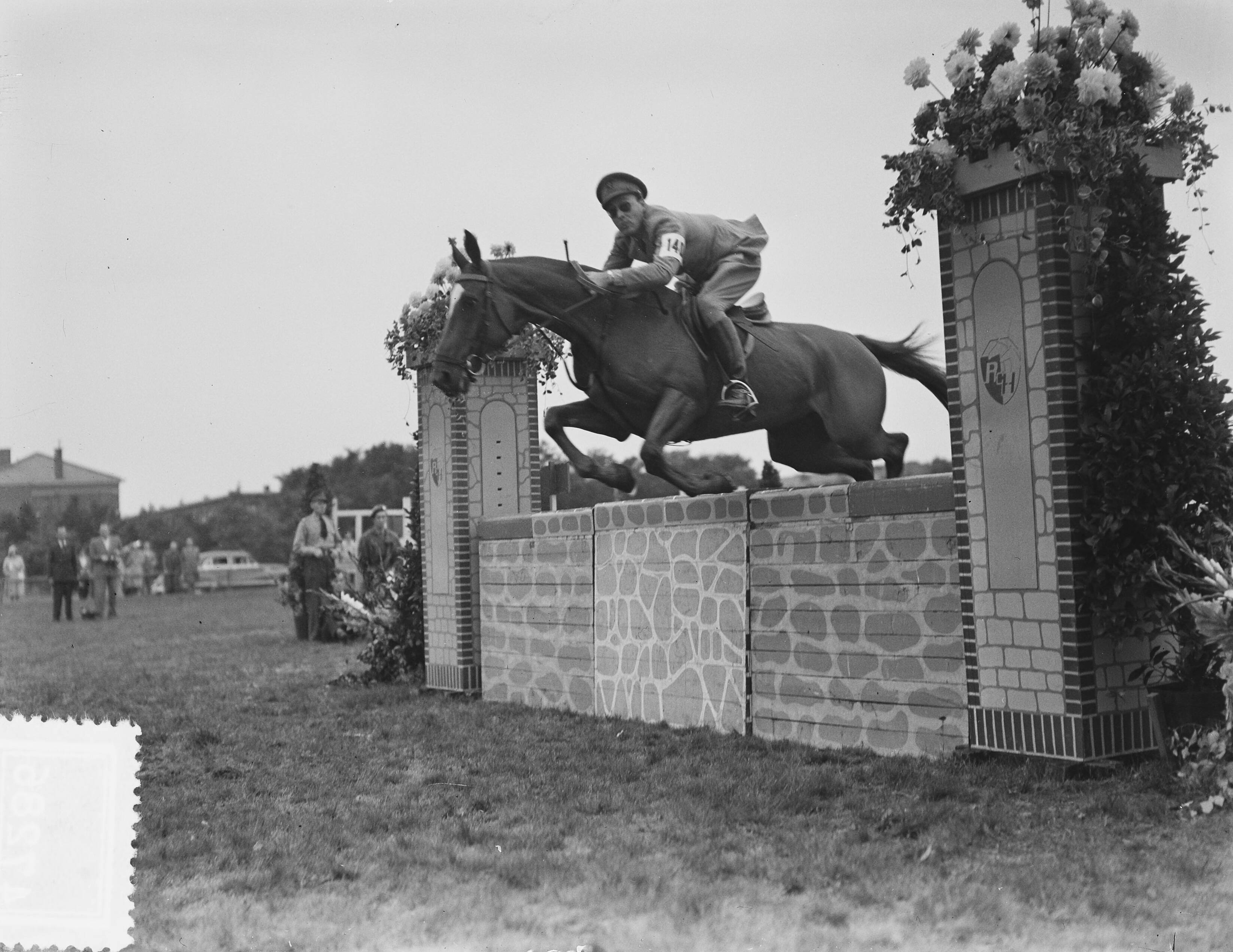 Fotocollectie Anefo — Nationaal Concours Hippique Den Haag. Prins Bernhard nam deel aan het springconcours met het paard "Agenda" en reed een foutloos parcours — Foto: Bilsen, Joop van / Anefo. Licentie: Set B: Rechtenvrij / Publiek Domein. Bron: Nationaal Archief. http://hdl.handle.net/10648/a8ee5e34-d0b4-102d-bcf8-003048976d84