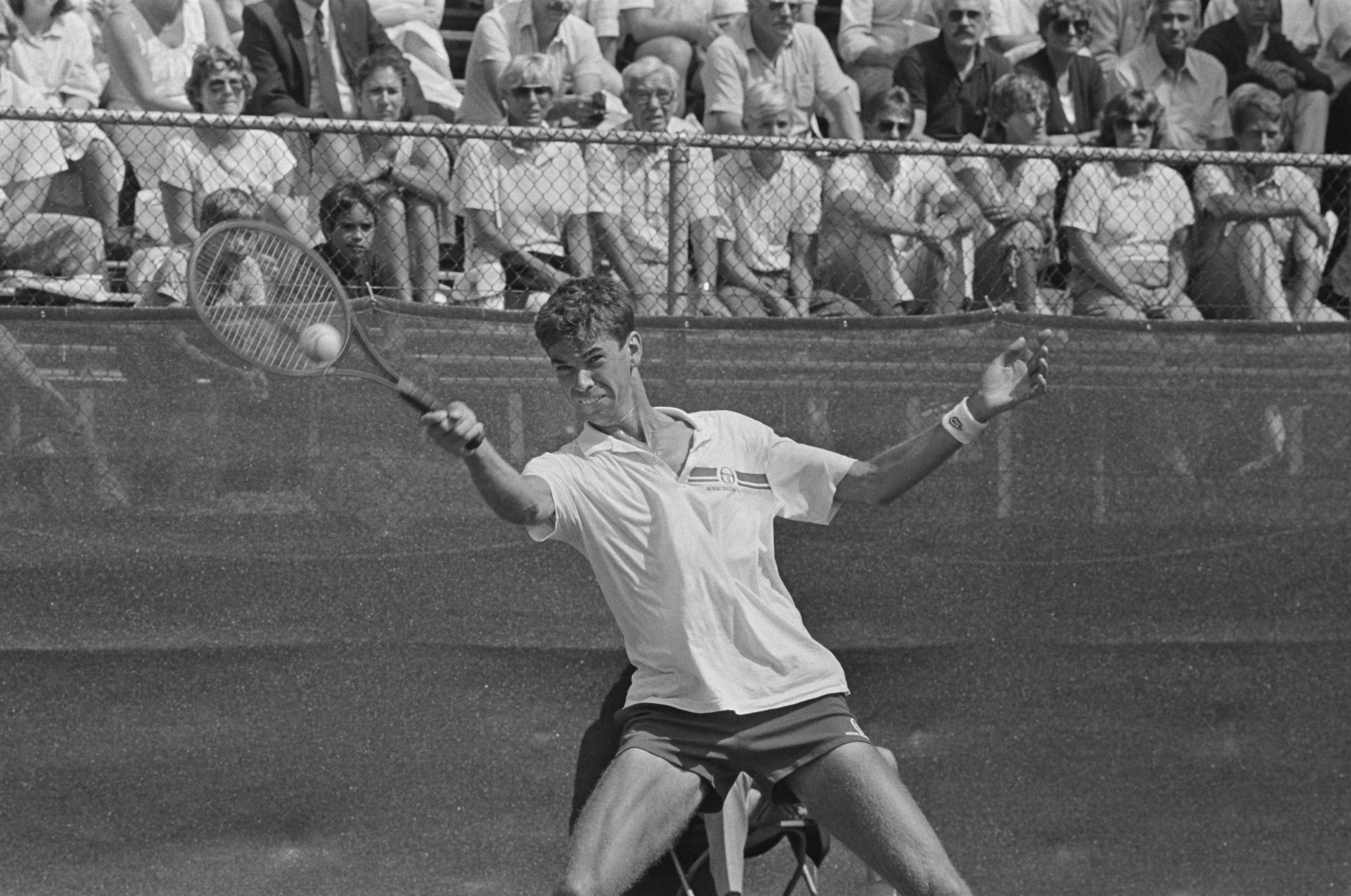 Fotocollectie Anefo — Internationaal tennis op Melkhuisje in Hilversum; Michiel Schapers in actie — Foto: Bogaerts, Rob / Anefo. Licentie: Set B: Rechtenvrij / Publiek Domein. Bron: Nationaal Archief. http://hdl.handle.net/10648/ad48c33e-d0b4-102d-bcf8-003048976d84