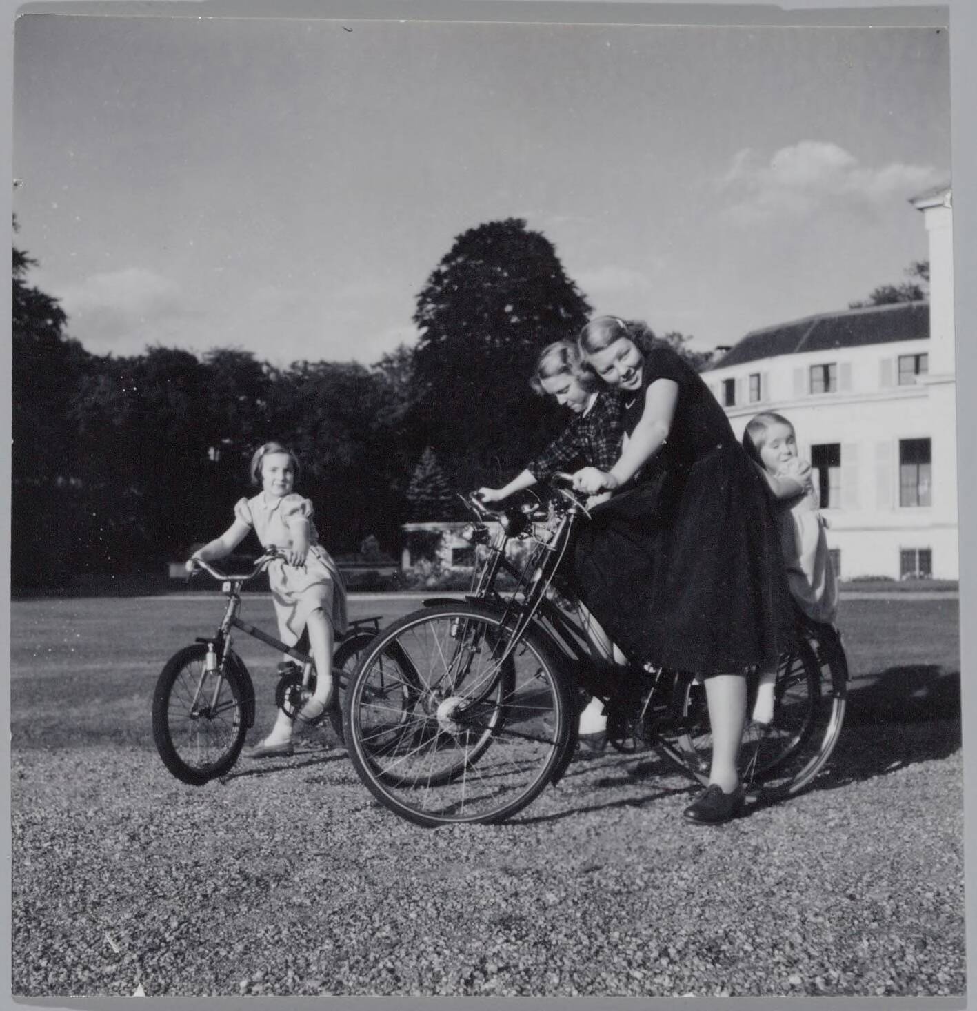 Fotocollectie RVD / Koninklijk Huis — De prinsessen Beatrix, Irene, Margriet en Marijke op de fiets bij Paleis Soestdijk — Foto: Onbekend / RVD. Licentie: Set B: Rechtenvrij / Publiek Domein. Bron: Nationaal Archief. http://hdl.handle.net/10648/afb062d0-d0b4-102d-bcf8-003048976d84