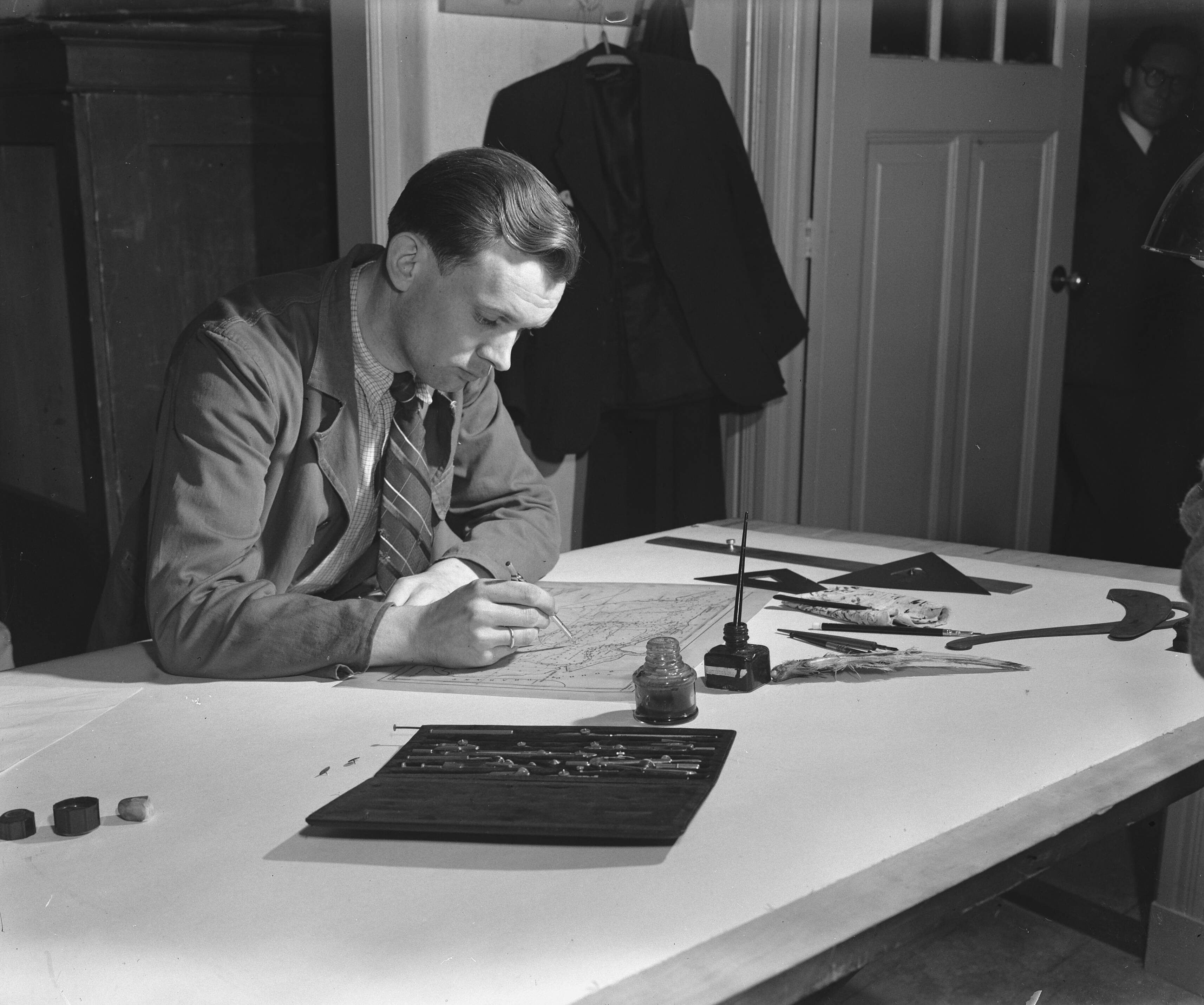 Fotocollectie Anefo — Werkzaamheden in het Hydrografisch Instituut Den Haag — Foto: Raucamp, Koos / Anefo. Licentie: Set B: Rechtenvrij / Publiek Domein. Bron: Nationaal Archief. http://hdl.handle.net/10648/a896cfd4-d0b4-102d-bcf8-003048976d84