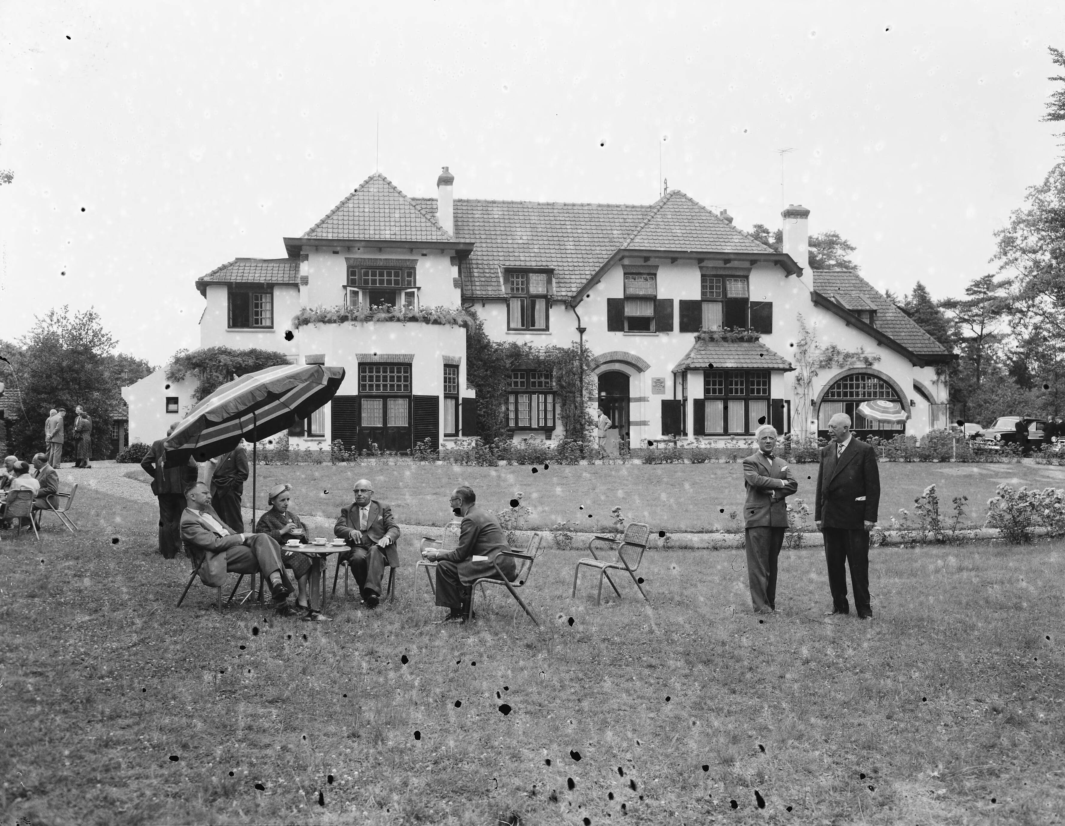 Fotocollectie Anefo — Opening "Zonnehoef" te Blaricum, rusthuis voor Amsterdamse gepensioneerden — Foto: Noske, J.D. / Anefo. Licentie: Set B: Rechtenvrij / Publiek Domein. Bron: Nationaal Archief. http://hdl.handle.net/10648/a93893b4-d0b4-102d-bcf8-003048976d84