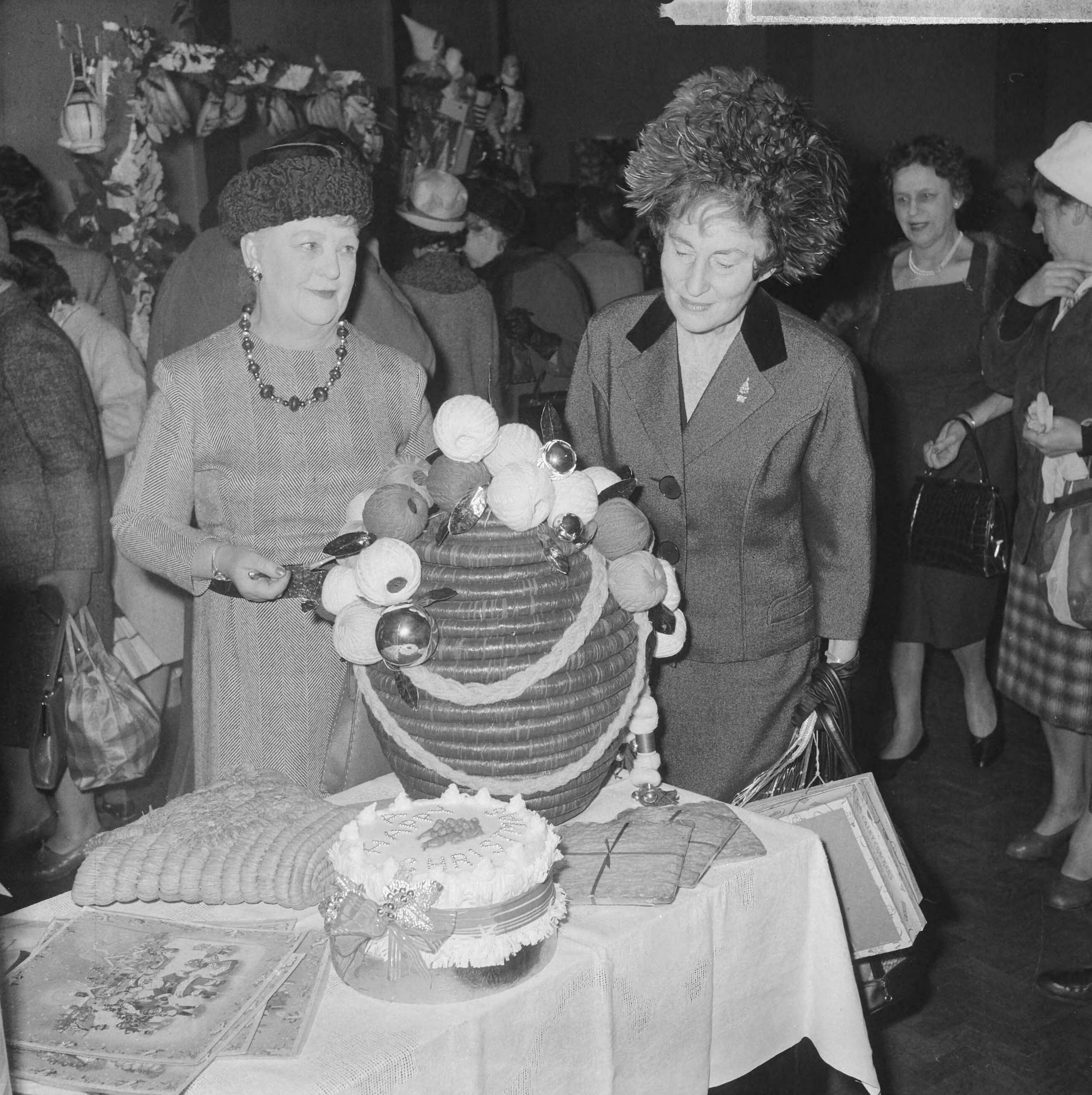 Fotocollectie Anefo — Kerstbazar geopend in Den Haag door Lady Noble, echtgenote van de Britse ambassadeur sir Andrew Noble — Foto: Nijs, Jac. de / Anefo. Licentie: Set B: Rechtenvrij / Publiek Domein. Bron: Nationaal Archief. http://hdl.handle.net/10648/aa1e7f00-d0b4-102d-bcf8-003048976d84