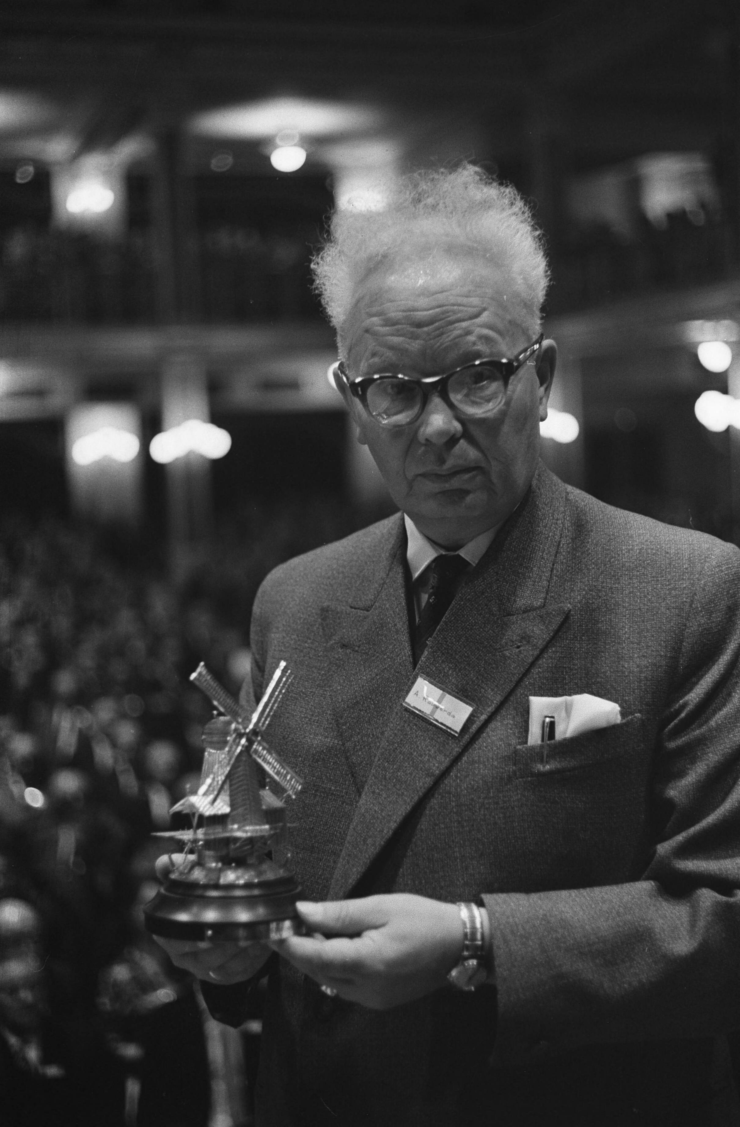 Fotocollectie Anefo — Houtdag 1962, in het Kurhaus, de zilveren houtzaagmolen uitgereikt aan de heer A. Rauwerda, onderwijsexpert op het terrein van de machinale houtbewerking — Foto: Pot, Harry / Anefo. Licentie: Set B: Rechtenvrij / Publiek Domein. Bron: Nationaal Archief. http://hdl.handle.net/10648/aa1c13b4-d0b4-102d-bcf8-003048976d84