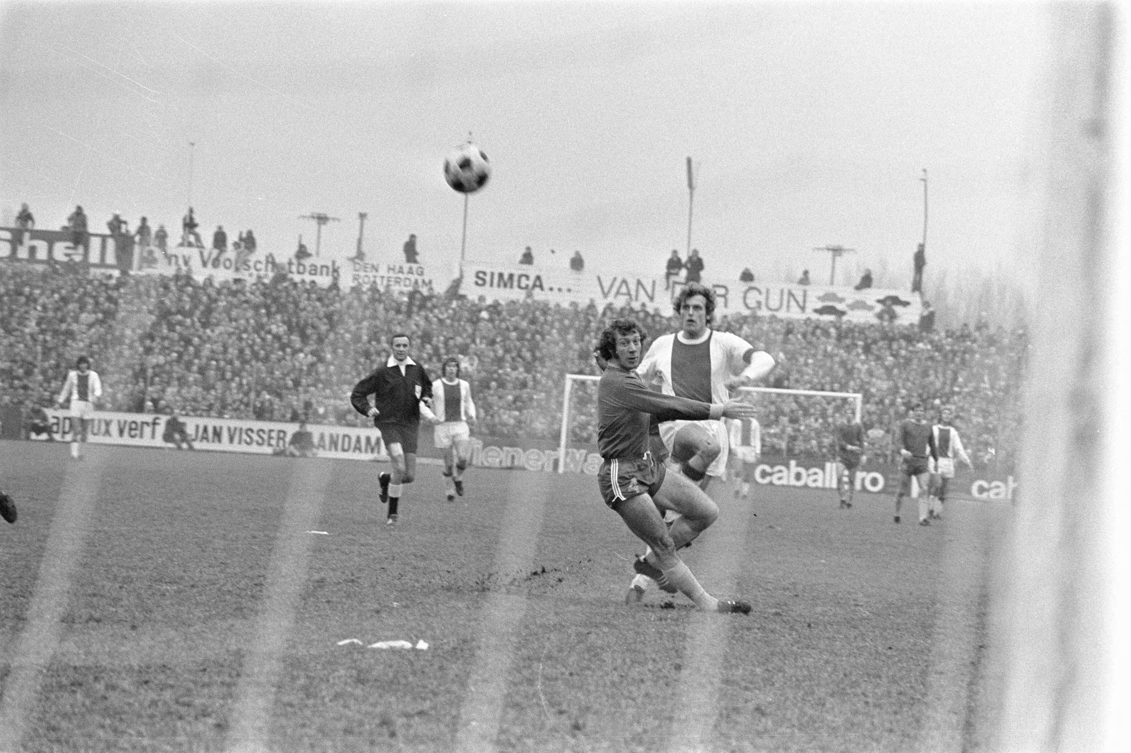 Fotocollectie Anefo — FC Den Haag tegen Ajax 1-2. op de voorgrond Aad Mansveld en Piet Keizer — Foto: Mieremet, Rob / Anefo. Licentie: Set B: Rechtenvrij / Publiek Domein. Bron: Nationaal Archief. http://hdl.handle.net/10648/abdc9d22-d0b4-102d-bcf8-003048976d84