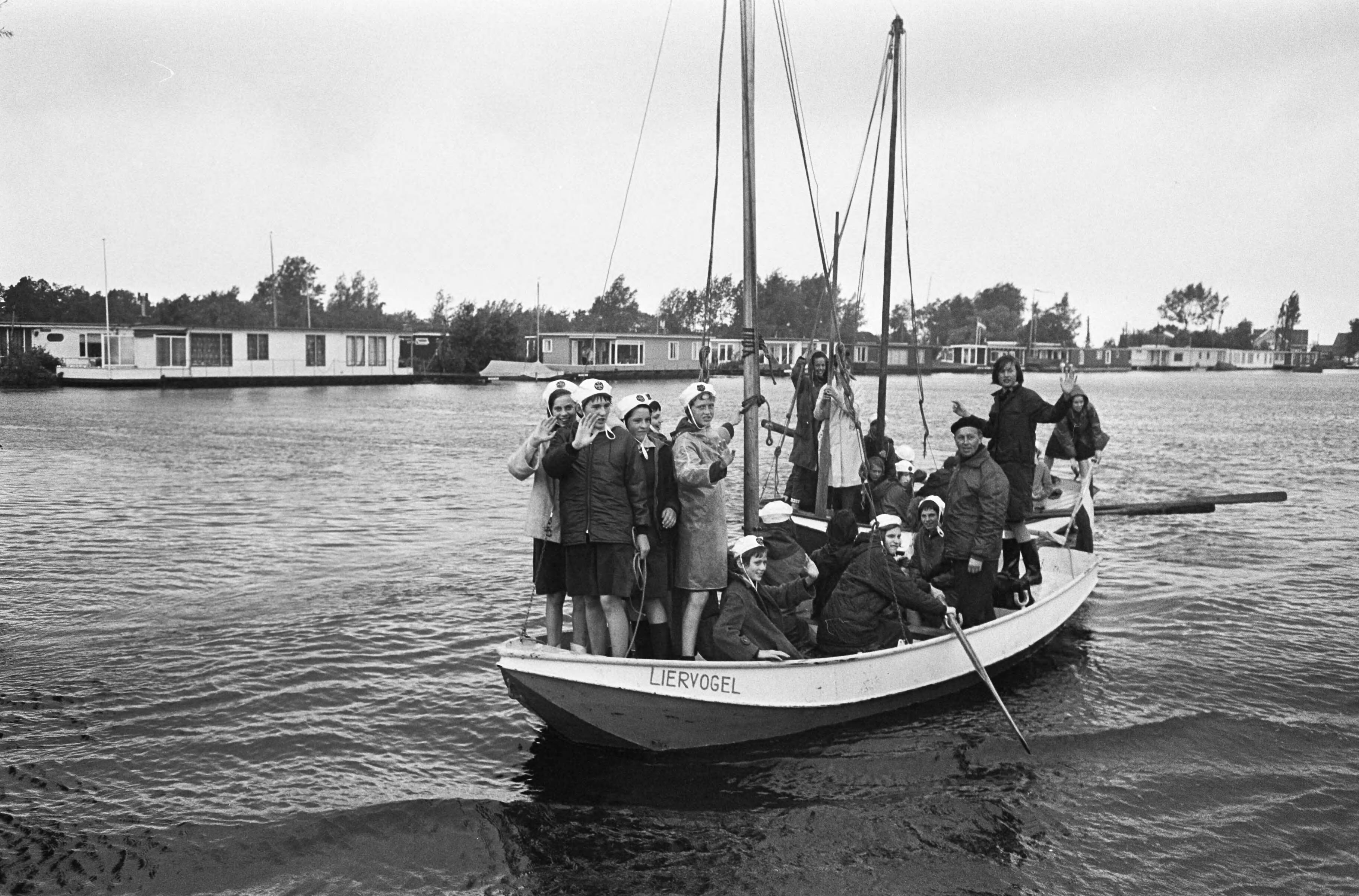 Fotocollectie Anefo — Nationaal Waterkamp in Nieuwkoop door de Commissaris van de Koningin in Zuid-Holland, mr. J. Klaasesz, geopend. Zeilboot "Liervogel" met een groep meisjes-zeeverkenners — Foto: Koch, Eric / Anefo. Licentie: Set B: Rechtenvrij / Publiek Domein. Bron: Nationaal Archief. http://hdl.handle.net/10648/aab77dcc-d0b4-102d-bcf8-003048976d84