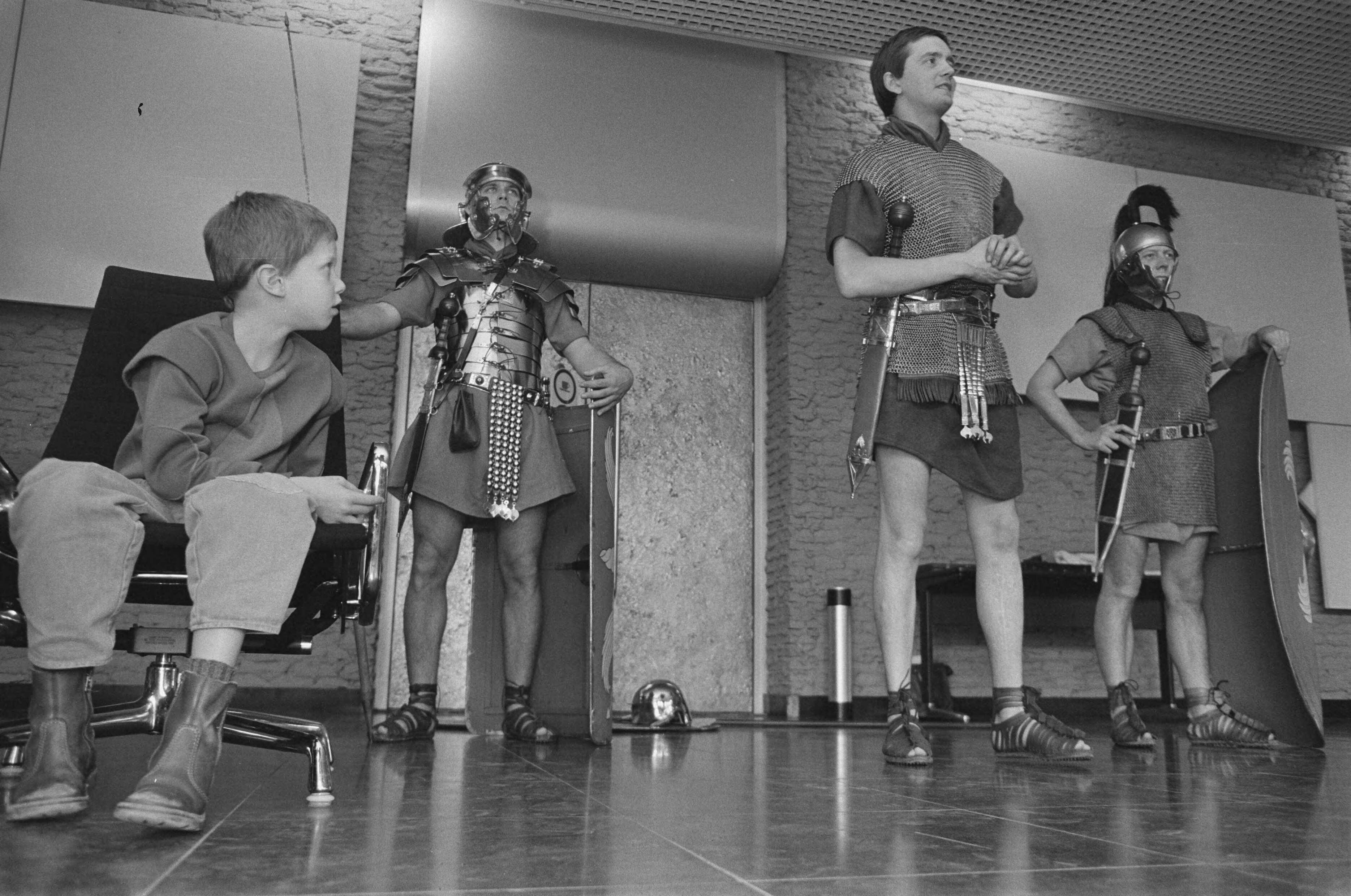 Fotocollectie Anefo — "Romeinse soldaten" in provinciehuis Den Haag in verband met 3e jaar opgravingen Stichting Romeinse bewoning Valkenburg — Foto: Croes, Rob C. / Anefo. Licentie: Set B: Rechtenvrij / Publiek Domein. Bron: Nationaal Archief. http://hdl.handle.net/10648/ad5f2034-d0b4-102d-bcf8-003048976d84