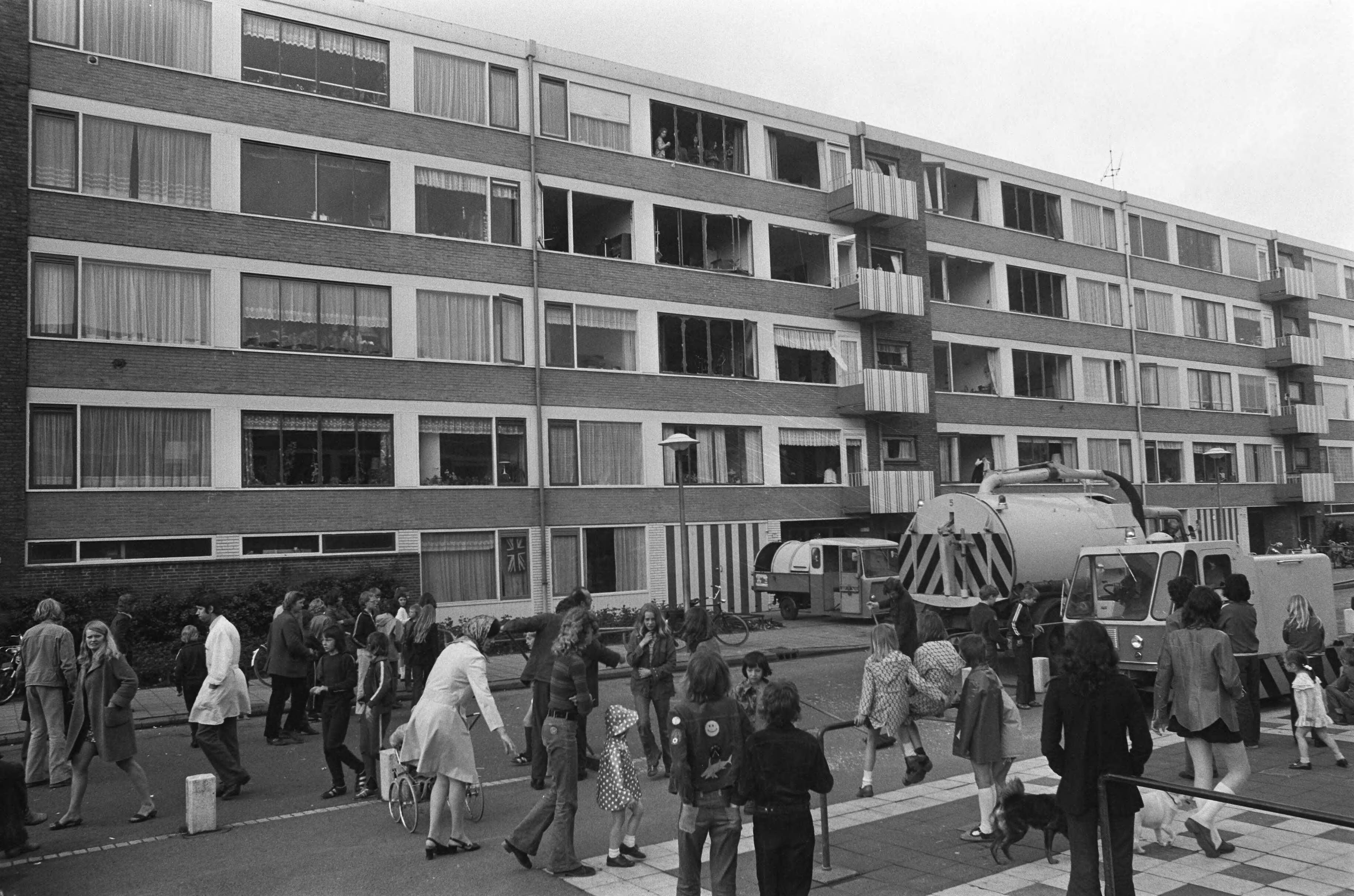 Fotocollectie Anefo — Ontploffing in flat in Utrecht — Foto: Peters, Hans / Anefo. Licentie: Set B: Rechtenvrij / Publiek Domein. Bron: Nationaal Archief. http://hdl.handle.net/10648/ac2d0fdc-d0b4-102d-bcf8-003048976d84