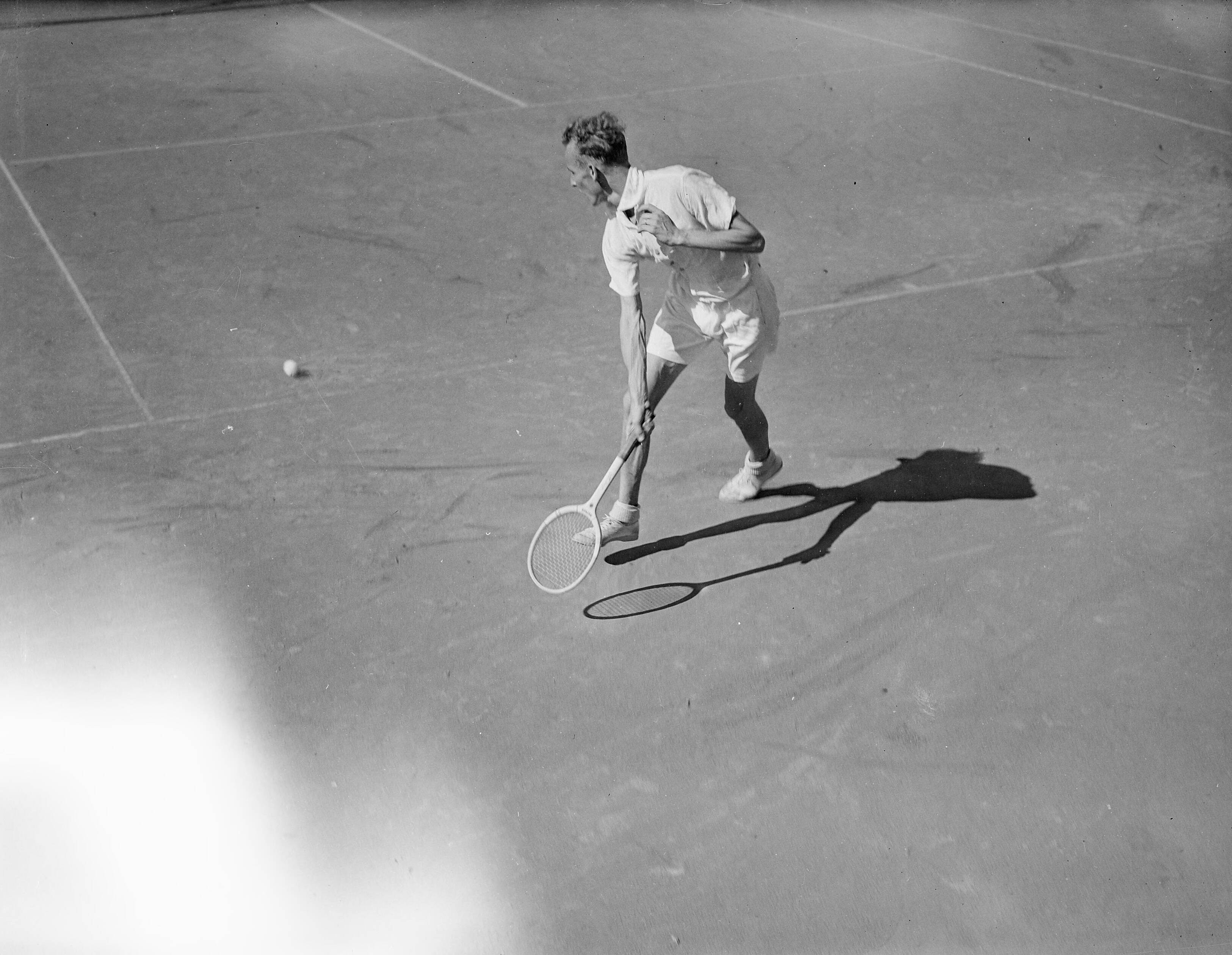Fotocollectie Anefo — Nederlandse tenniskampioenschappen op de METS-banen te Scheveningen — Foto: Noske, J.D. / Anefo. Licentie: Set B: Rechtenvrij / Publiek Domein. Bron: Nationaal Archief. http://hdl.handle.net/10648/a8abe392-d0b4-102d-bcf8-003048976d84