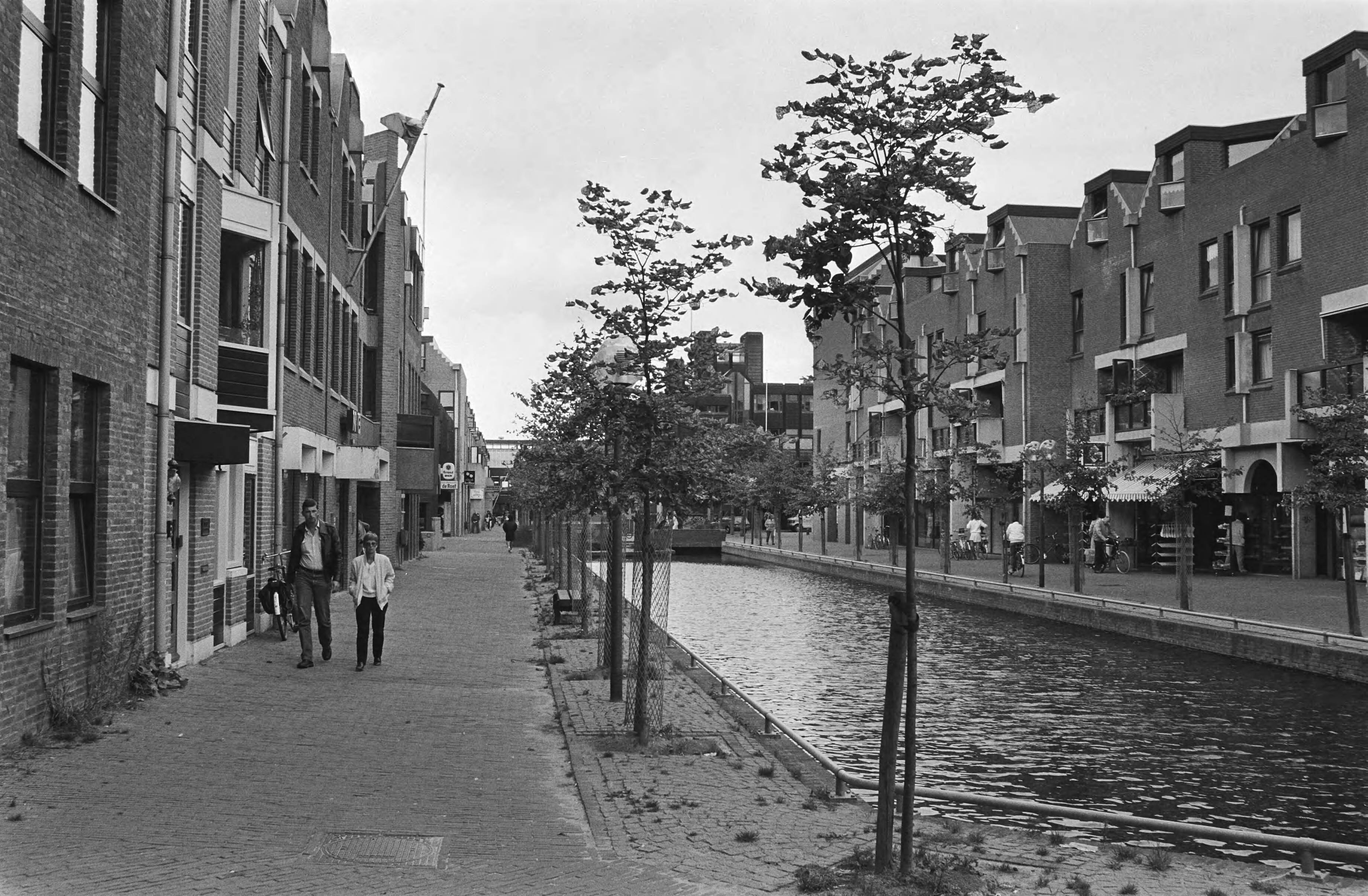 Verkiezing op 21 september aanstaande in Almere en Zeewol voor 1e gemeenteraad — straatbeelden|Almere|Flevoland — Foto: Antonisse, Marcel / Anefo. Licentie: Set B: Rechtenvrij / Publiek Domein. Bron: Nationaal Archief. http://hdl.handle.net/10648/ad2d5284-d0b4-102d-bcf8-003048976d84