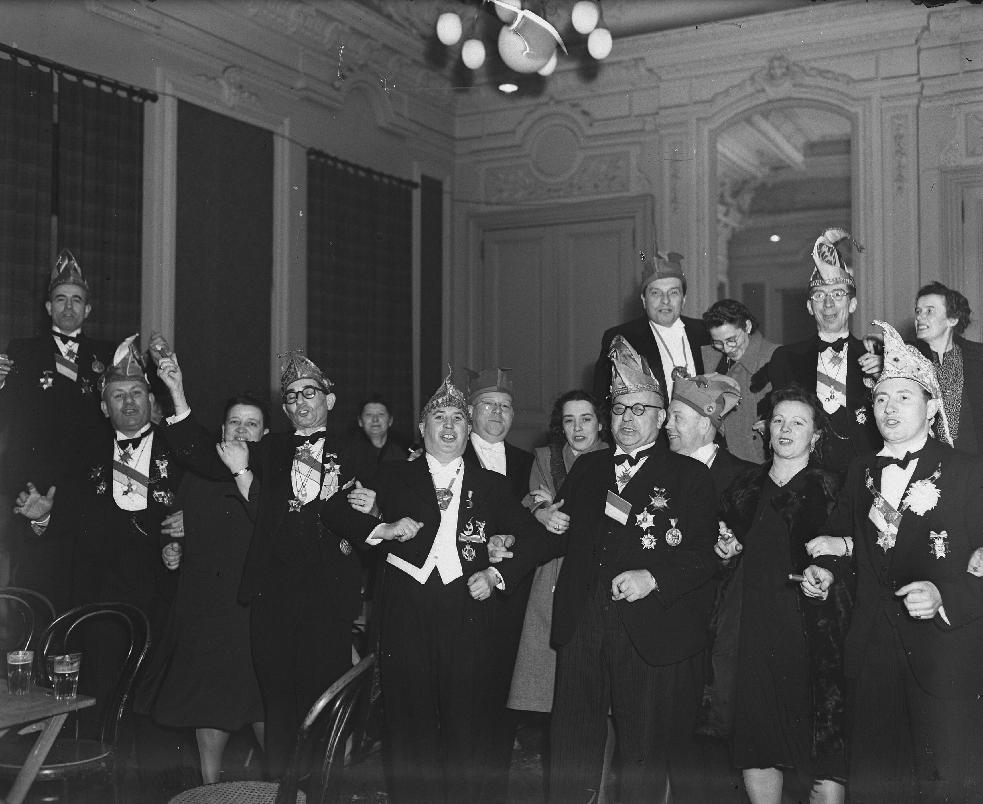 Fotocollectie Anefo — Uitroeping van Prins Carnaval 1948 te Maastricht. Vrolijke groep — Foto: Snikkers, Anton / Anefo. Licentie: Set B: Rechtenvrij / Publiek Domein. Bron: Nationaal Archief. http://hdl.handle.net/10648/a8b1b268-d0b4-102d-bcf8-003048976d84