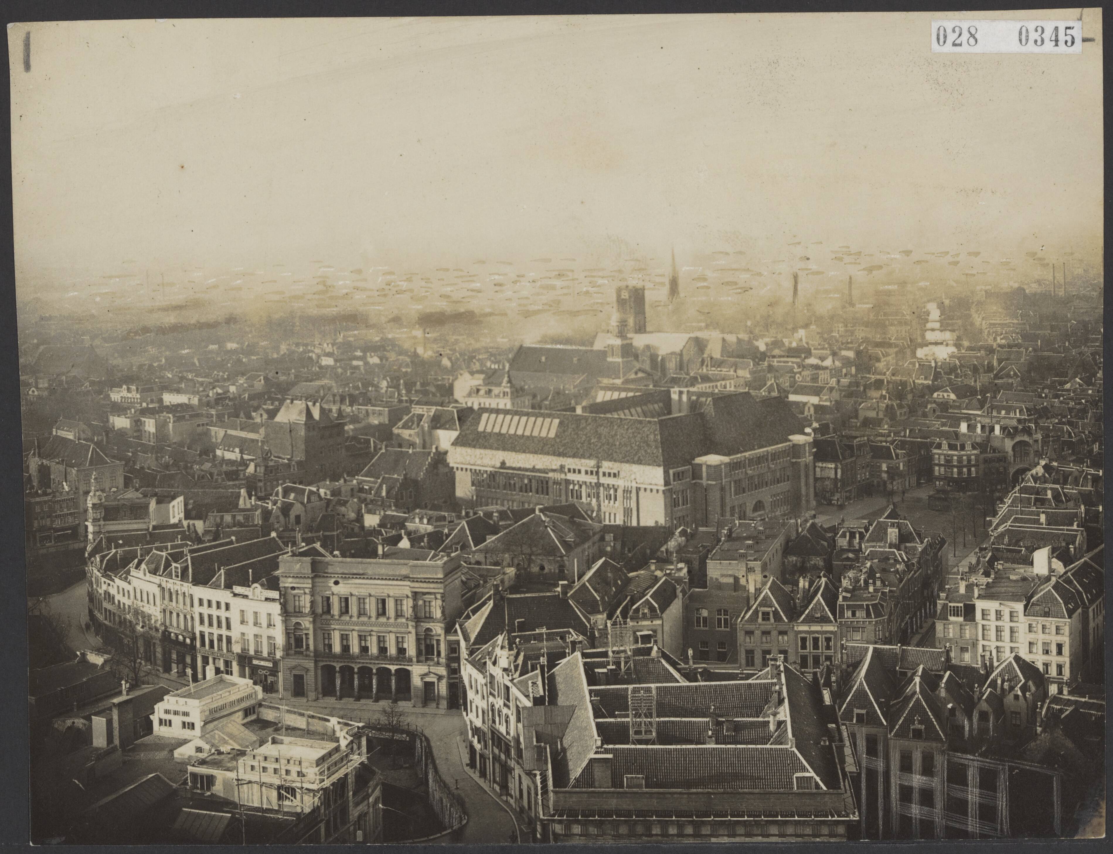 Fotocollectie Elsevier Binnenland — Panorama van de stad Utrecht, vanaf de Domtoren, naar het noordwesten; op de voorgrond het Stadhuis en in het midden het Manufacturenmagazijn A. Sinkel. Daarachter het Hoofdpostkantoor [in 1924 gereed gekomen] — Foto: Onbekend / Publiek Domein of Rechtenvrij. Licentie: Set B: Rechtenvrij / Publiek Domein. Bron: Nationaal Archief. http://hdl.handle.net/10648/addd862c-d0b4-102d-bcf8-003048976d84