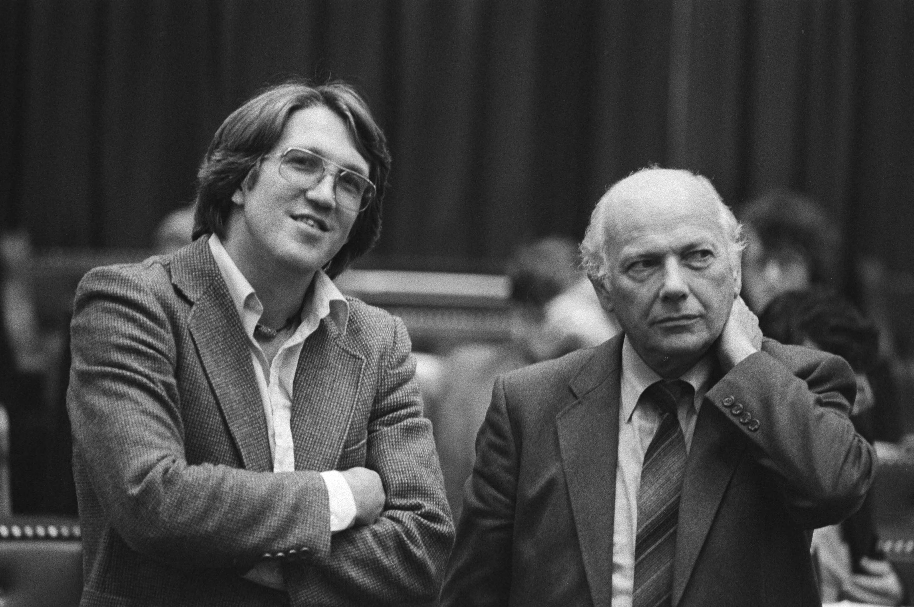 Algemene Beschouwingen 1979 in de Tweede Kamer — Hans Kombrink (l) en Joop den Uyl (PvdA) — Foto: Suyk, Koen / Anefo. Licentie: Set B: Rechtenvrij / Publiek Domein. Bron: Nationaal Archief. http://hdl.handle.net/10648/acd294a2-d0b4-102d-bcf8-003048976d84