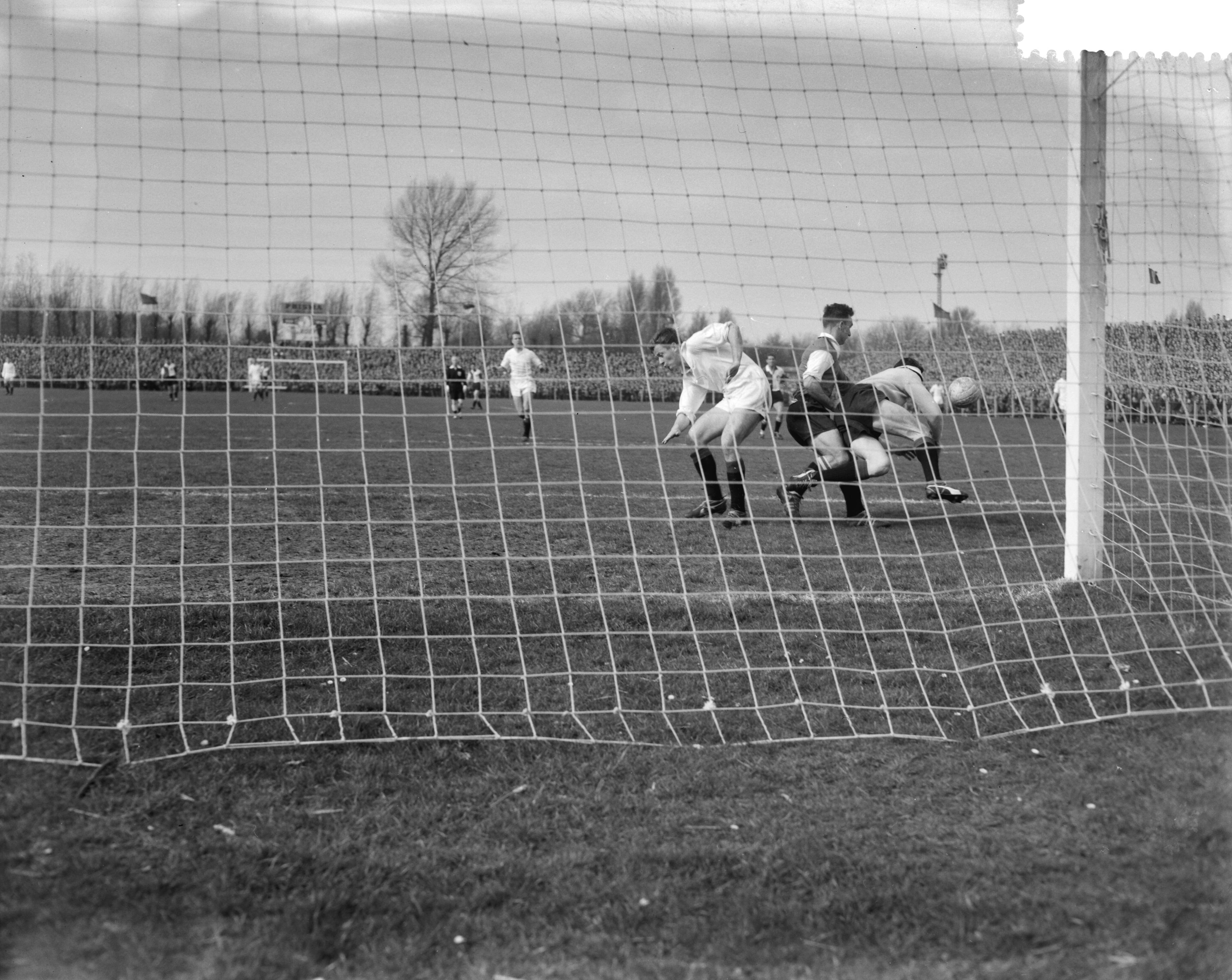 Fotocollectie Anefo — Voetbal. ADO tegen Feijenoord 0-2. Spelmoment voor ADO-doel. Rechts keeper Piet Oostrum , in het midden rechtsbuiten Henk Schouten (Feijenoord) — Foto: Behrens, Herbert F. / Anefo. Licentie: Set B: Rechtenvrij / Publiek Domein. Bron: Nationaal Archief. http://hdl.handle.net/10648/a9ceb4de-d0b4-102d-bcf8-003048976d84