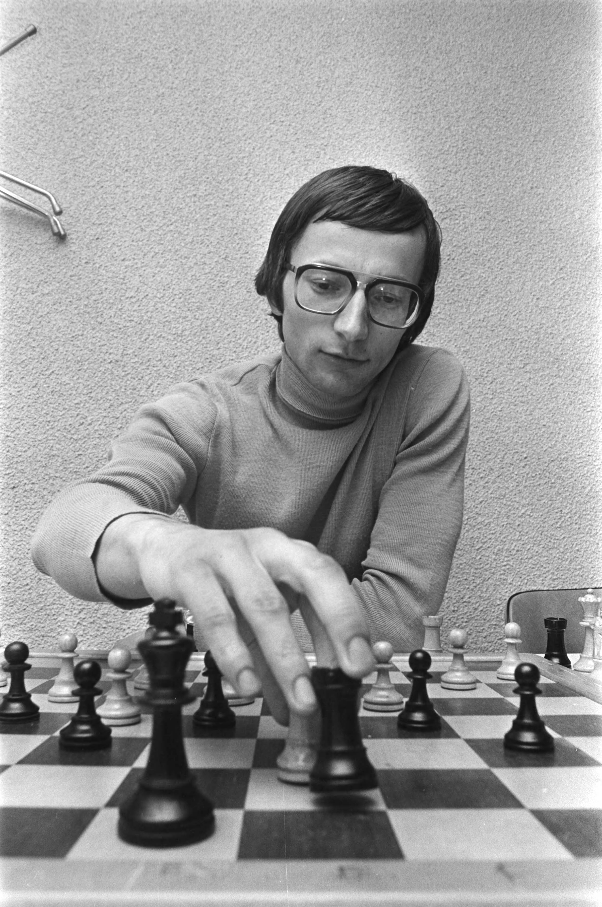 Fotocollectie Anefo — Nederlandse kampioenschappen schaken Leeuwarden; Van Wijgerden aan zet — Foto: Bogaerts, Rob / Anefo. Licentie: Set B: Rechtenvrij / Publiek Domein. Bron: Nationaal Archief. http://hdl.handle.net/10648/ac81df30-d0b4-102d-bcf8-003048976d84