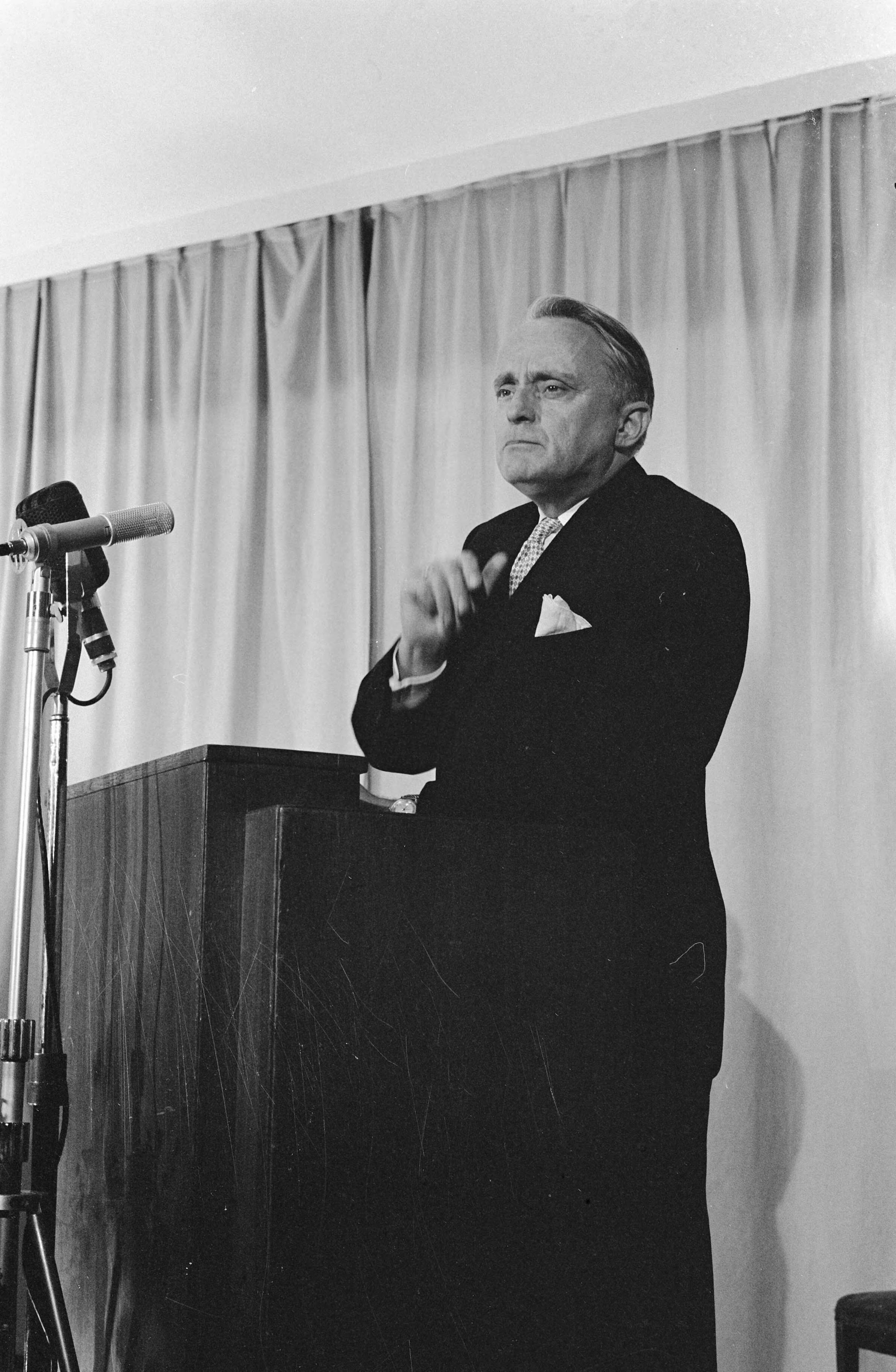 Fotocollectie Anefo — Opening World Press Photo 1961. Commissaris der Koningin in Zuid-Holland mr. J. Klaasesz tijdens speech — Foto: Pot, Harry / Anefo. Licentie: Set B: Rechtenvrij / Publiek Domein. Bron: Nationaal Archief. http://hdl.handle.net/10648/a9e4ecfe-d0b4-102d-bcf8-003048976d84