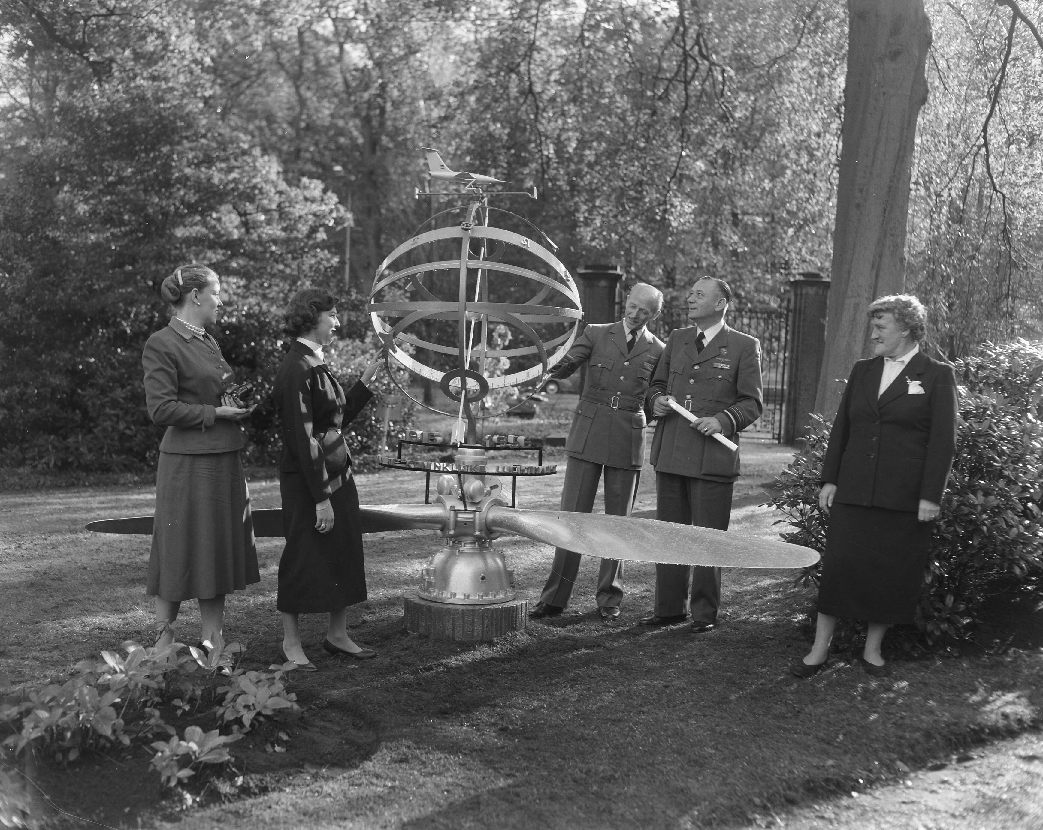 Fotocollectie Anefo — Een deputatie van de Koninklijke Luchtmacht heeft aan de scheidende luitenant-generaal-waarnemer Anton Baretta, chef Luchtmachtstaf, een door J.F. Doeve ontworpen zonnewijzer aangeboden. In de tuin van landgoed De Hartekamp te Wassenaar, vlnr. twee dochters van de generaal (Eaklin-Baretta en Tazelaar-Baretta), generaal-majoor H. Schaper, luitenant-generaal A. Baretta, mevr. Baretta-De Bruyn — Foto: Pot, Harry / Anefo. Licentie: Set B: Rechtenvrij / Publiek Domein. Bron: Nationaal Archief. http://hdl.handle.net/10648/a9519c74-d0b4-102d-bcf8-003048976d84