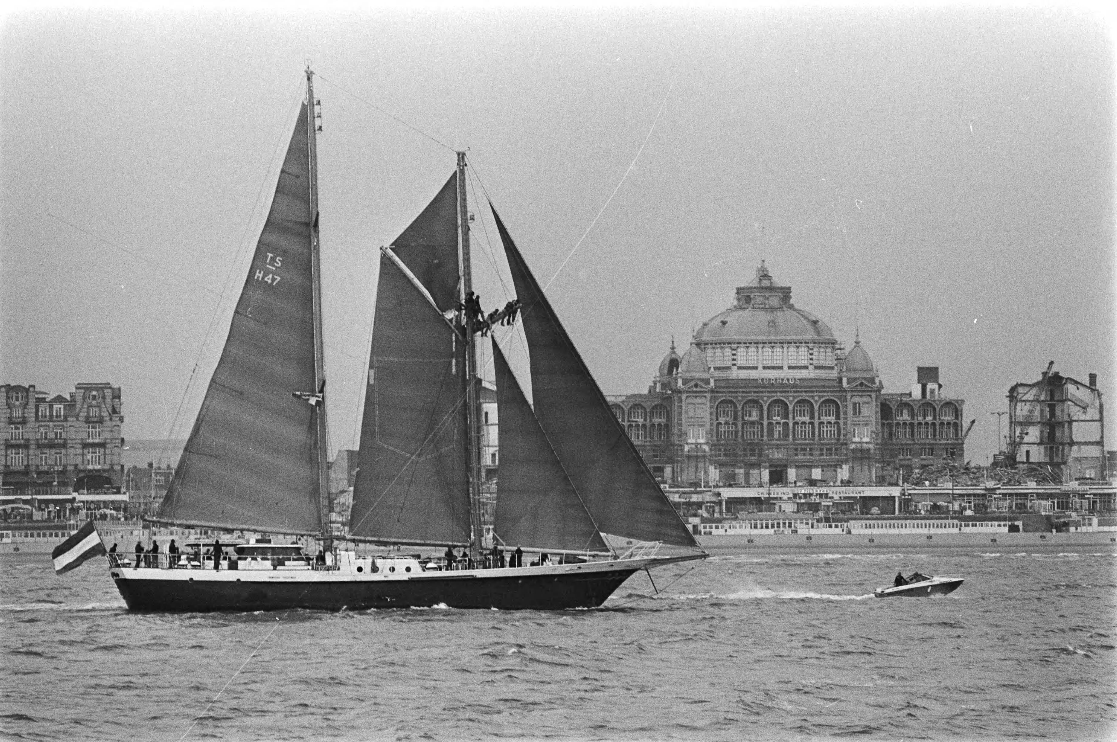 Fotocollectie Anefo — Zeilschip "De Eendracht" terug in Scheveningen, Eendracht vaart langs Kurhaus — Foto: Peters, Hans / Anefo. Licentie: Set B: Rechtenvrij / Publiek Domein. Bron: Nationaal Archief. http://hdl.handle.net/10648/ac8ac06e-d0b4-102d-bcf8-003048976d84