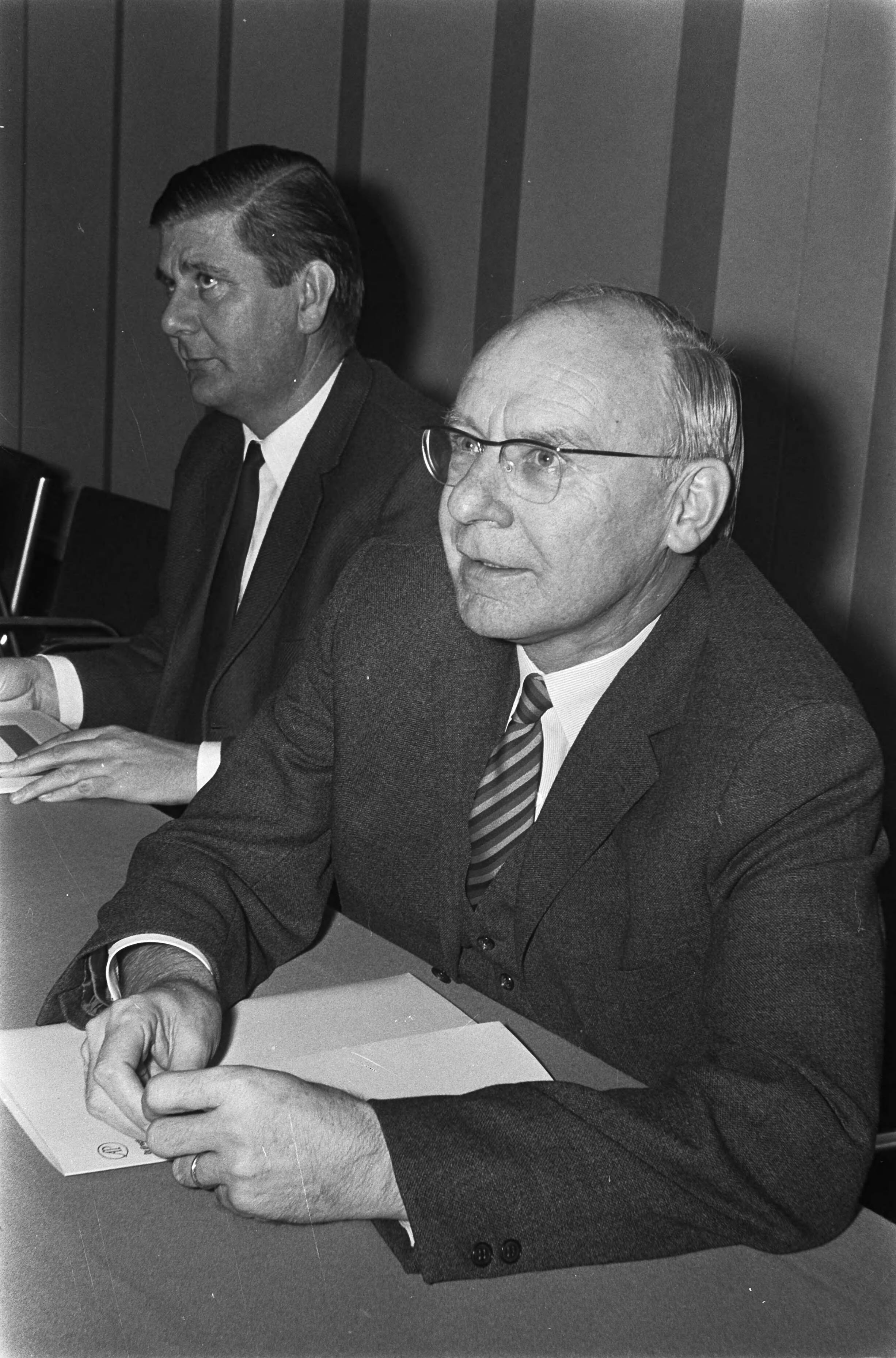 Fotocollectie Anefo — Congres PvdA in Nederlands Congresgebouw in Den Haag A. Vondeling , en links achter hem de heer Eijsink , nr. 16 : Vondeling — Foto: Evers, Joost / Anefo. Licentie: Set B: Rechtenvrij / Publiek Domein. Bron: Nationaal Archief. http://hdl.handle.net/10648/ab6153b0-d0b4-102d-bcf8-003048976d84