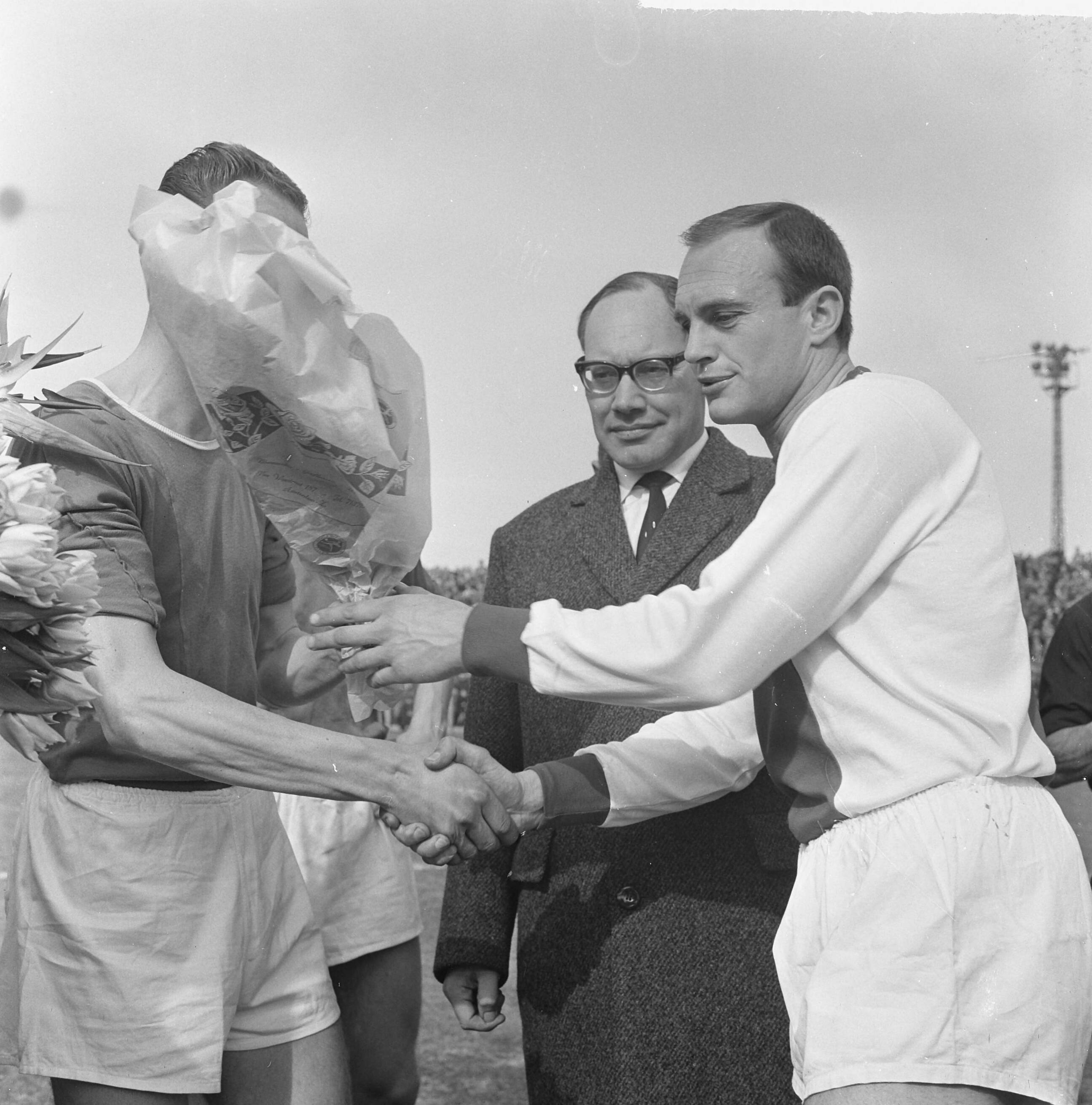 Fotocollectie Anefo — Voetbal. ADO tegen Ajax 2-2. Carol Schuurman speelde 250ste wedstrijd voor ADO. Carol Schuurman krijgt bloemen van Ajax-aanvoerder Piet Ouderland — Foto: Koch, Eric / Anefo. Licentie: Set B: Rechtenvrij / Publiek Domein. Bron: Nationaal Archief. http://hdl.handle.net/10648/aa32463e-d0b4-102d-bcf8-003048976d84