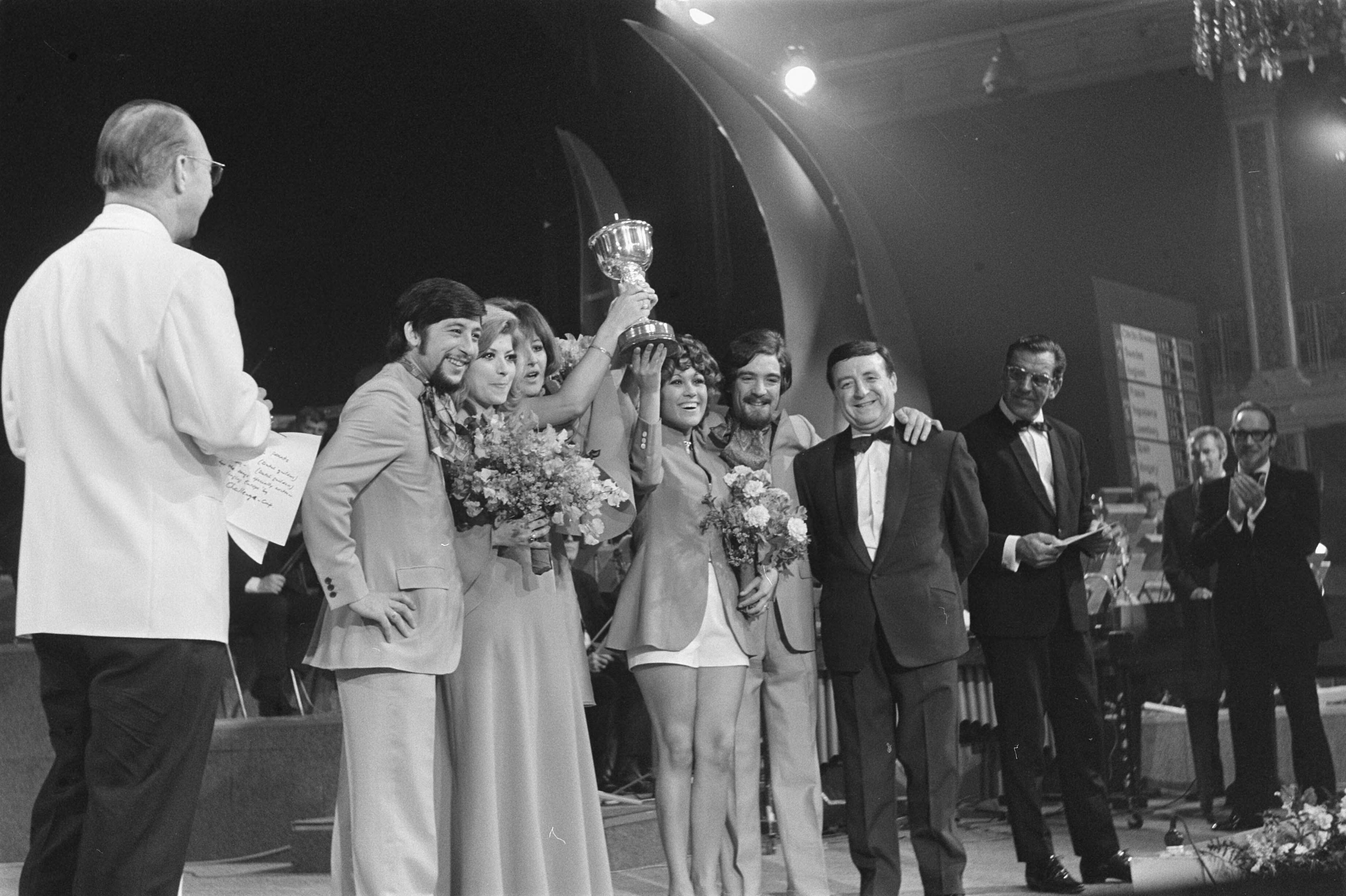 Singing Europe 1969, finale in Scheveningen — De Spaanse ploeg — Foto: Fotograaf Onbekend / Anefo. Licentie: Set B: Rechtenvrij / Publiek Domein. Bron: Nationaal Archief. http://hdl.handle.net/10648/ab7246ca-d0b4-102d-bcf8-003048976d84