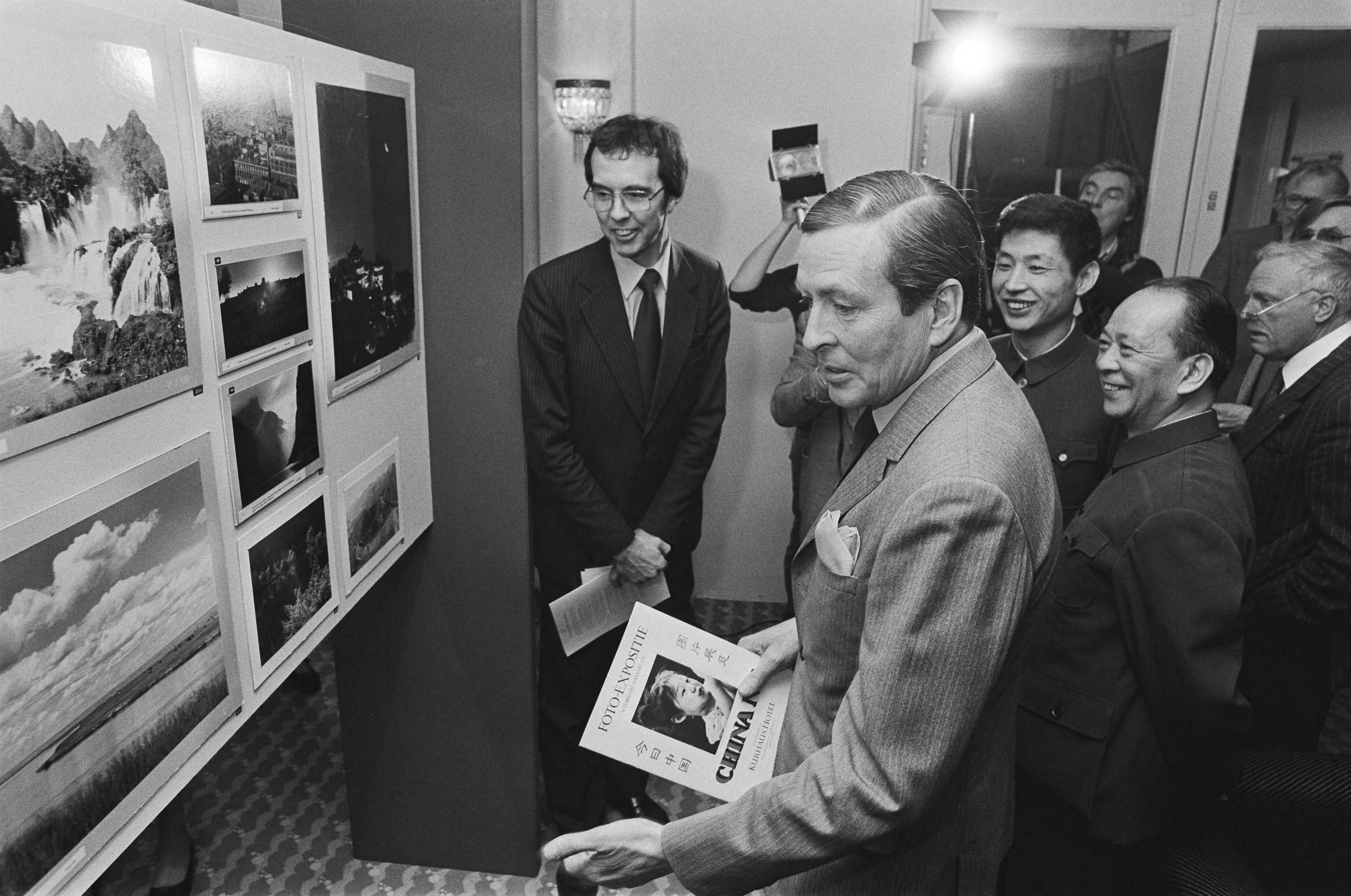 Fotocollectie Anefo — Prins Claus woonde opening van fototentoonstelling "China Nu" in het Kurhaus te Scheveningen bij. Claus bekijkt de tentoonstelling — Foto: Antonisse, Marcel / Anefo. Licentie: Set B: Rechtenvrij / Publiek Domein. Bron: Nationaal Archief. http://hdl.handle.net/10648/ad0fa05e-d0b4-102d-bcf8-003048976d84