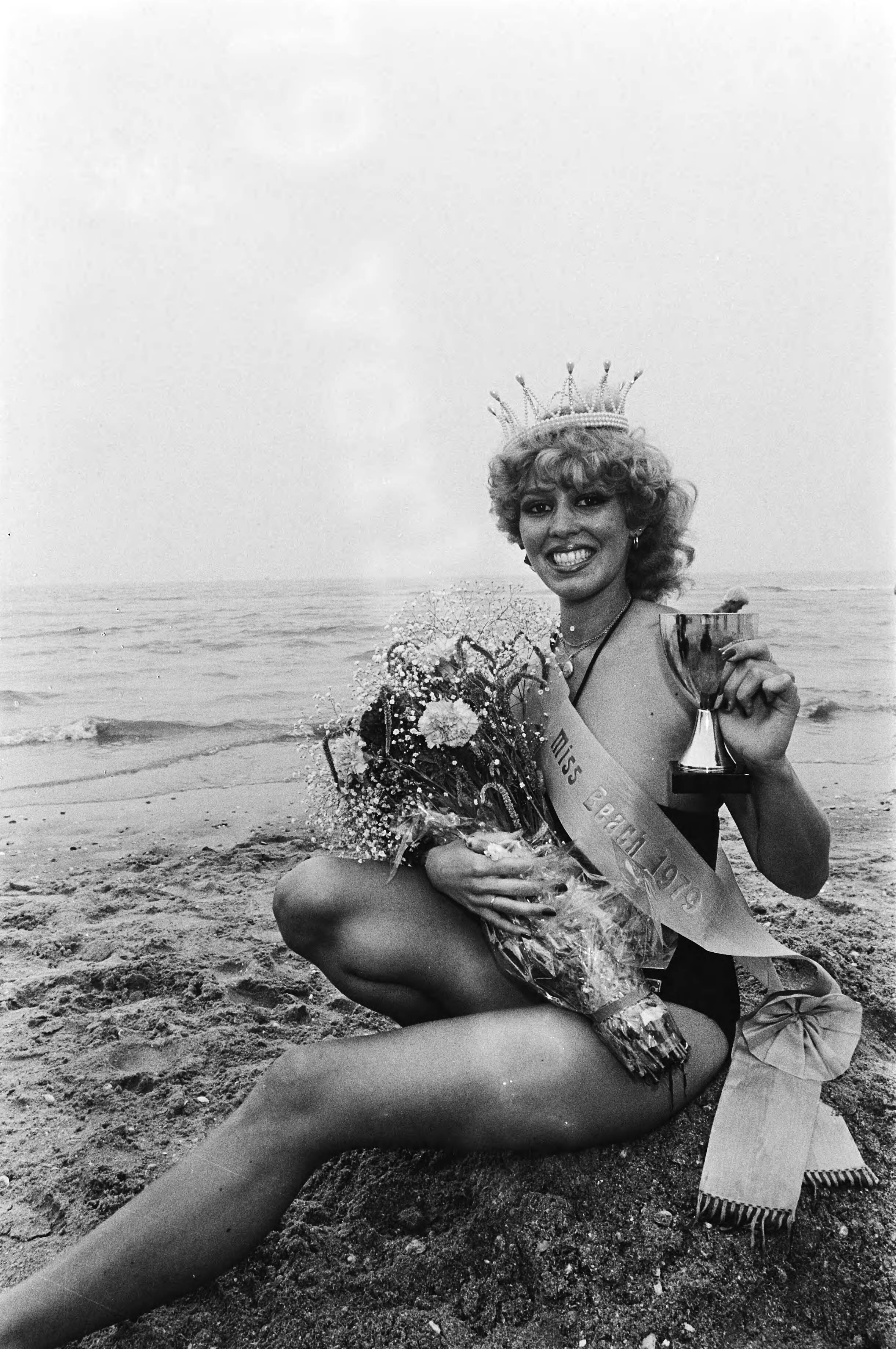Verkiezing Miss Beach 1979 te Zandvoort — De 16 jarige Sabrina Verner werd Miss Beach — Foto: Dijk, Hans van / Anefo. Licentie: Set B: Rechtenvrij / Publiek Domein. Bron: Nationaal Archief. http://hdl.handle.net/10648/acce76e2-d0b4-102d-bcf8-003048976d84