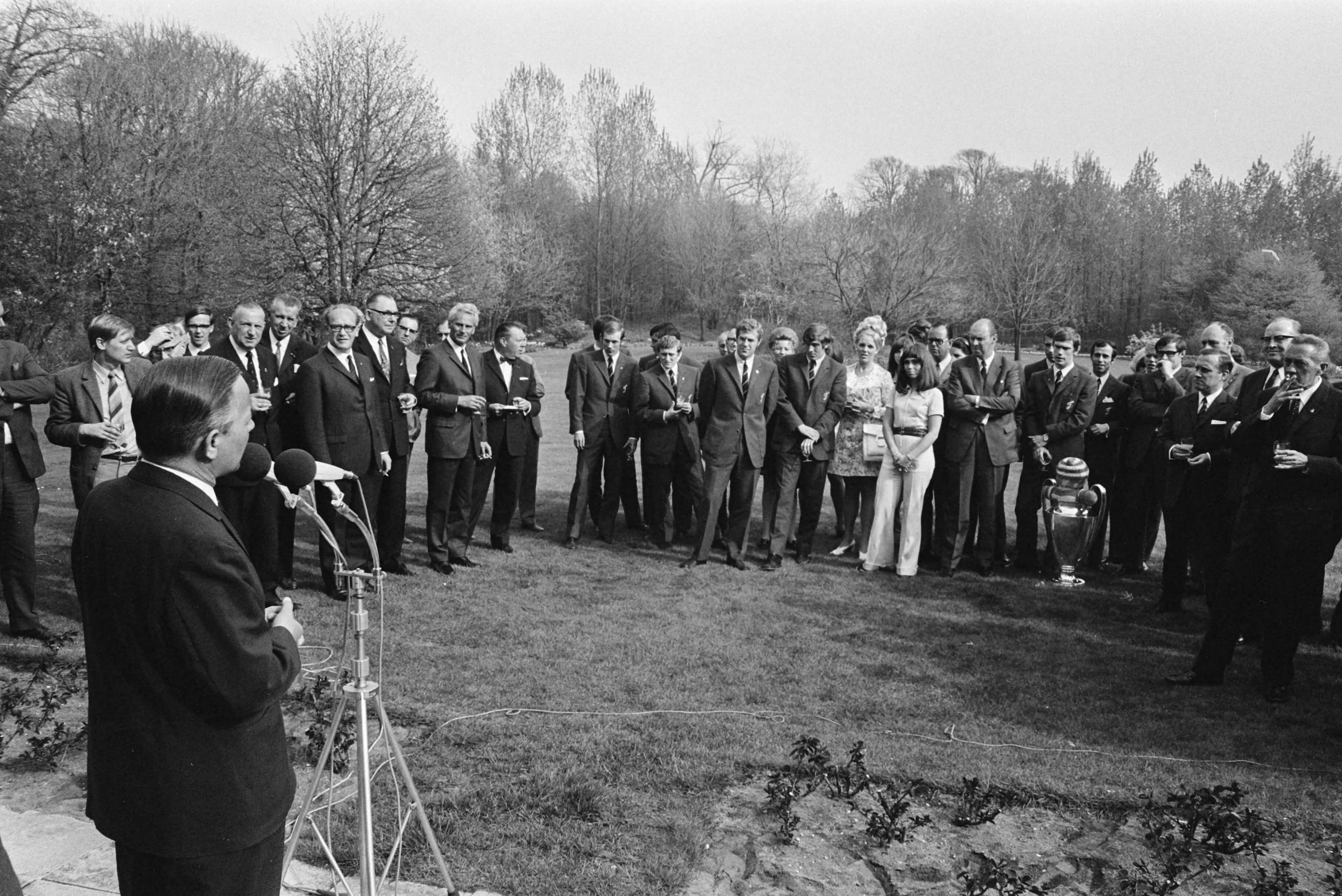 Fotocollectie Anefo — Elftal Feijenoord ontvangen op Catshuis, Den Haag ; de Cup — Foto: Evers, Joost / Anefo. Licentie: Set B: Rechtenvrij / Publiek Domein. Bron: Nationaal Archief. http://hdl.handle.net/10648/ab96949e-d0b4-102d-bcf8-003048976d84