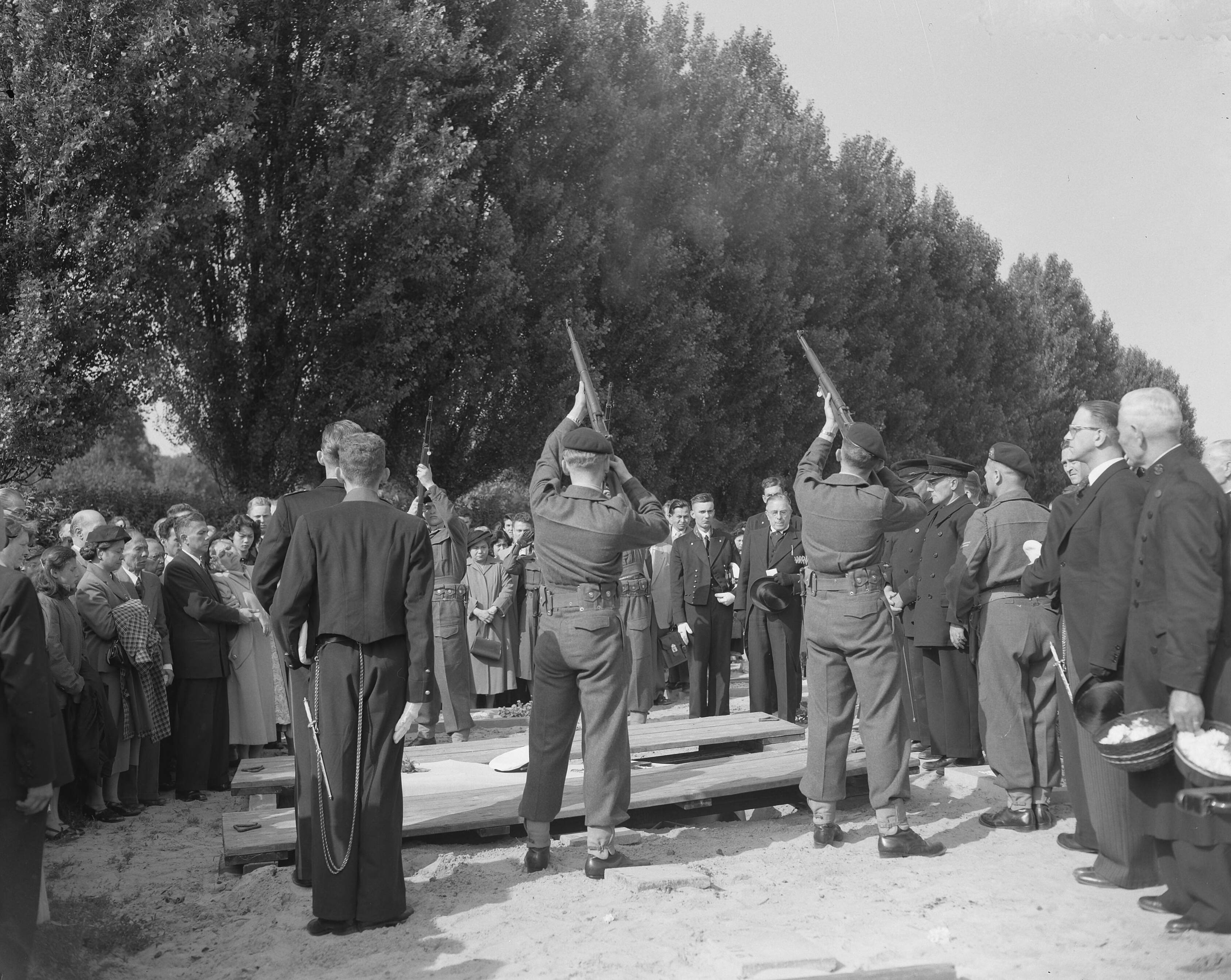 Fotocollectie Anefo — Marinebegrafenis van adelborst Hendriks te Den Haag — Foto: Meijer, T.A. / Anefo. Licentie: Set B: Rechtenvrij / Publiek Domein. Bron: Nationaal Archief. http://hdl.handle.net/10648/a926407e-d0b4-102d-bcf8-003048976d84