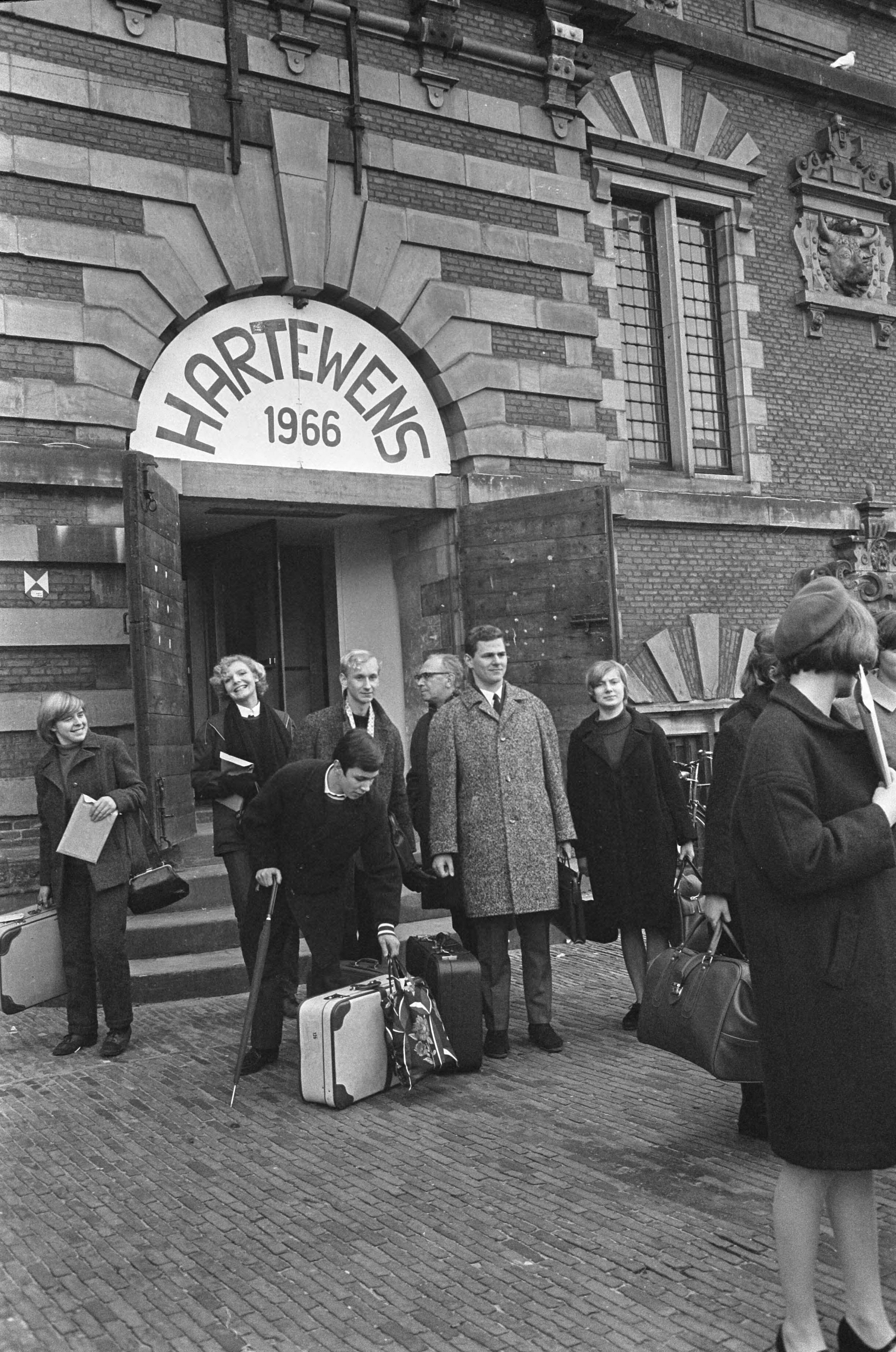 Fotocollectie Anefo — Hartewens-festival 1966, de eerste komen in Haarlem aan — Foto: Koch, Eric / Anefo. Licentie: Set B: Rechtenvrij / Publiek Domein. Bron: Nationaal Archief. http://hdl.handle.net/10648/ab09bd6c-d0b4-102d-bcf8-003048976d84