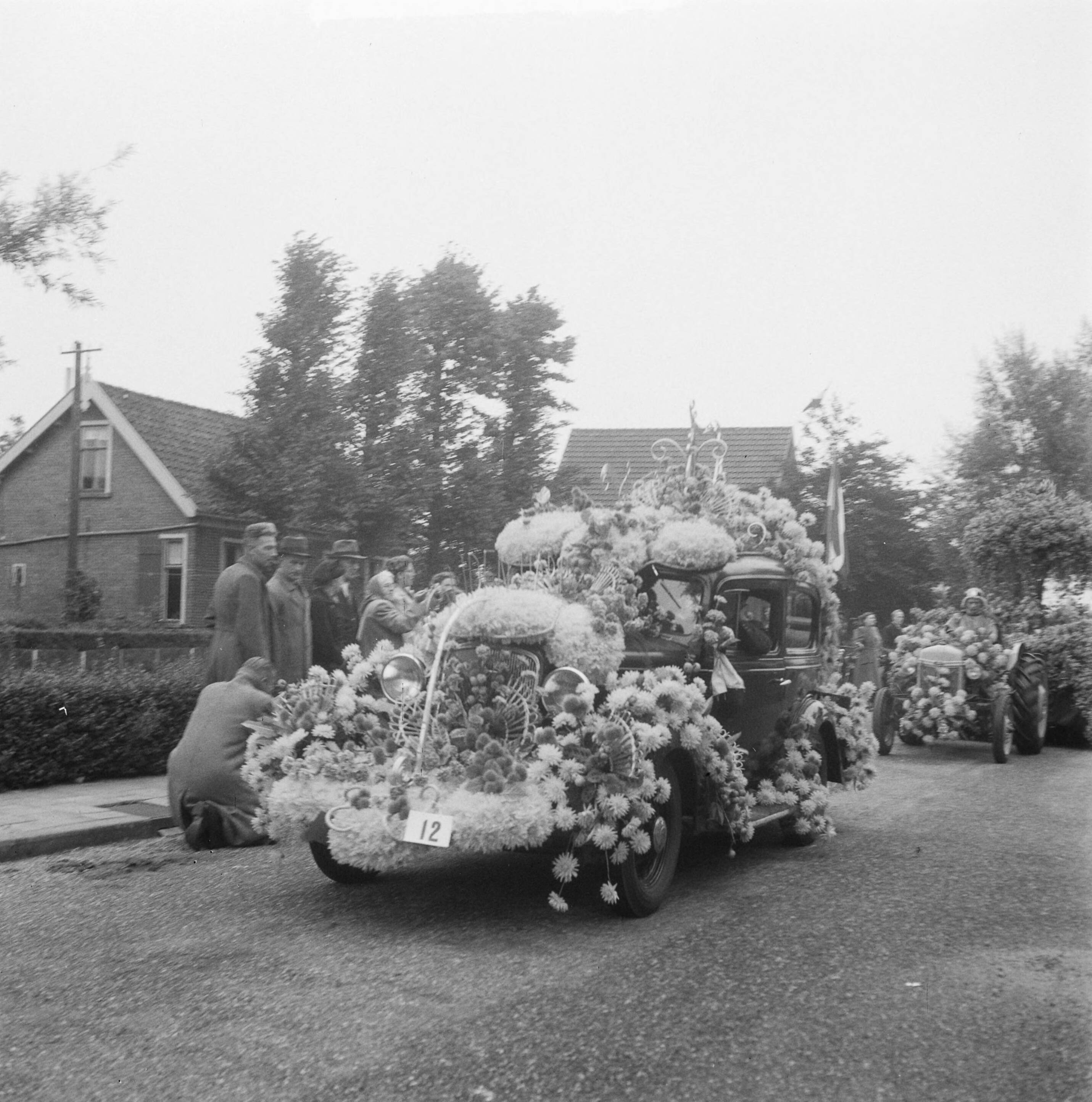 Fotocollectie Anefo — Bloemencorso Aalsmeer — Foto: Pot, Harry / Anefo. Licentie: Set B: Rechtenvrij / Publiek Domein. Bron: Nationaal Archief. http://hdl.handle.net/10648/a8debaf6-d0b4-102d-bcf8-003048976d84