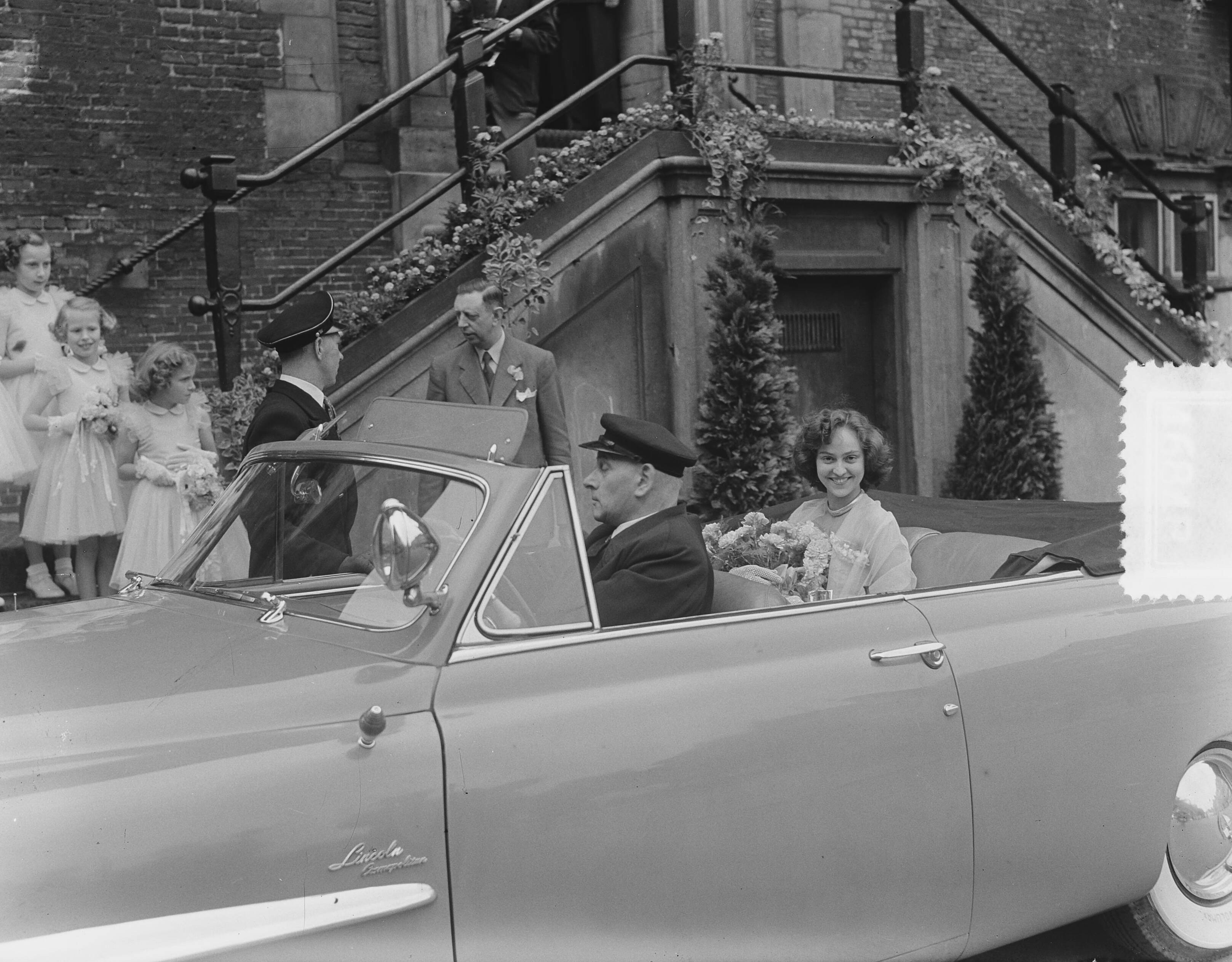 Fotocollectie Anefo — Beppie Landmeter Bloemenkoningin van Haarlem — Foto: Vogel, Carel L. de / Anefo. Licentie: Set B: Rechtenvrij / Publiek Domein. Bron: Nationaal Archief. http://hdl.handle.net/10648/a8ed1ad8-d0b4-102d-bcf8-003048976d84