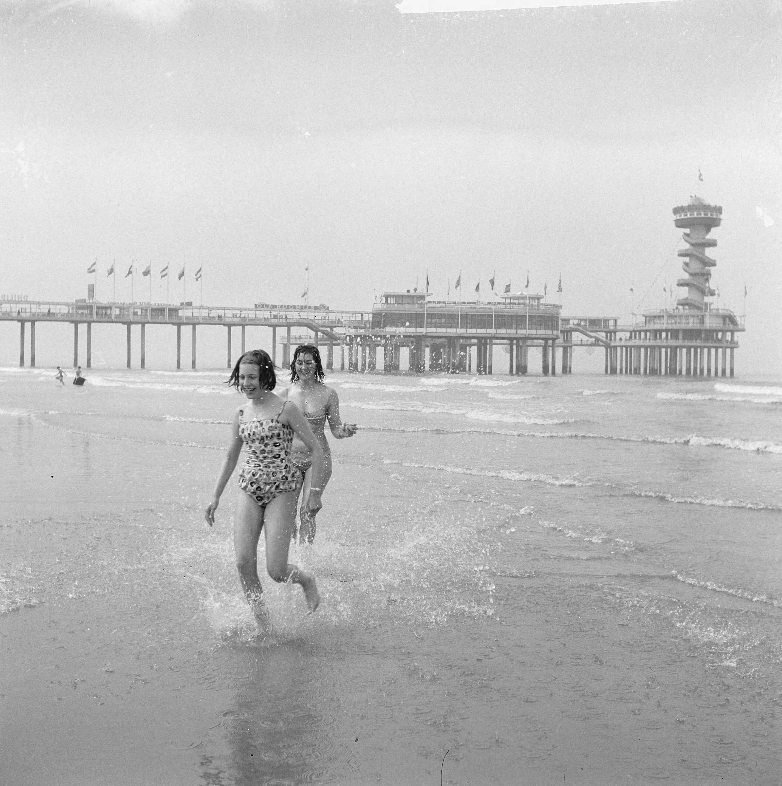 Fotocollectie Anefo — Eerste badgasten in Scheveningen — Foto: Nijs, Jac. de / Anefo. Licentie: Set B: Rechtenvrij / Publiek Domein. Bron: Nationaal Archief. http://hdl.handle.net/10648/aa034fc8-d0b4-102d-bcf8-003048976d84